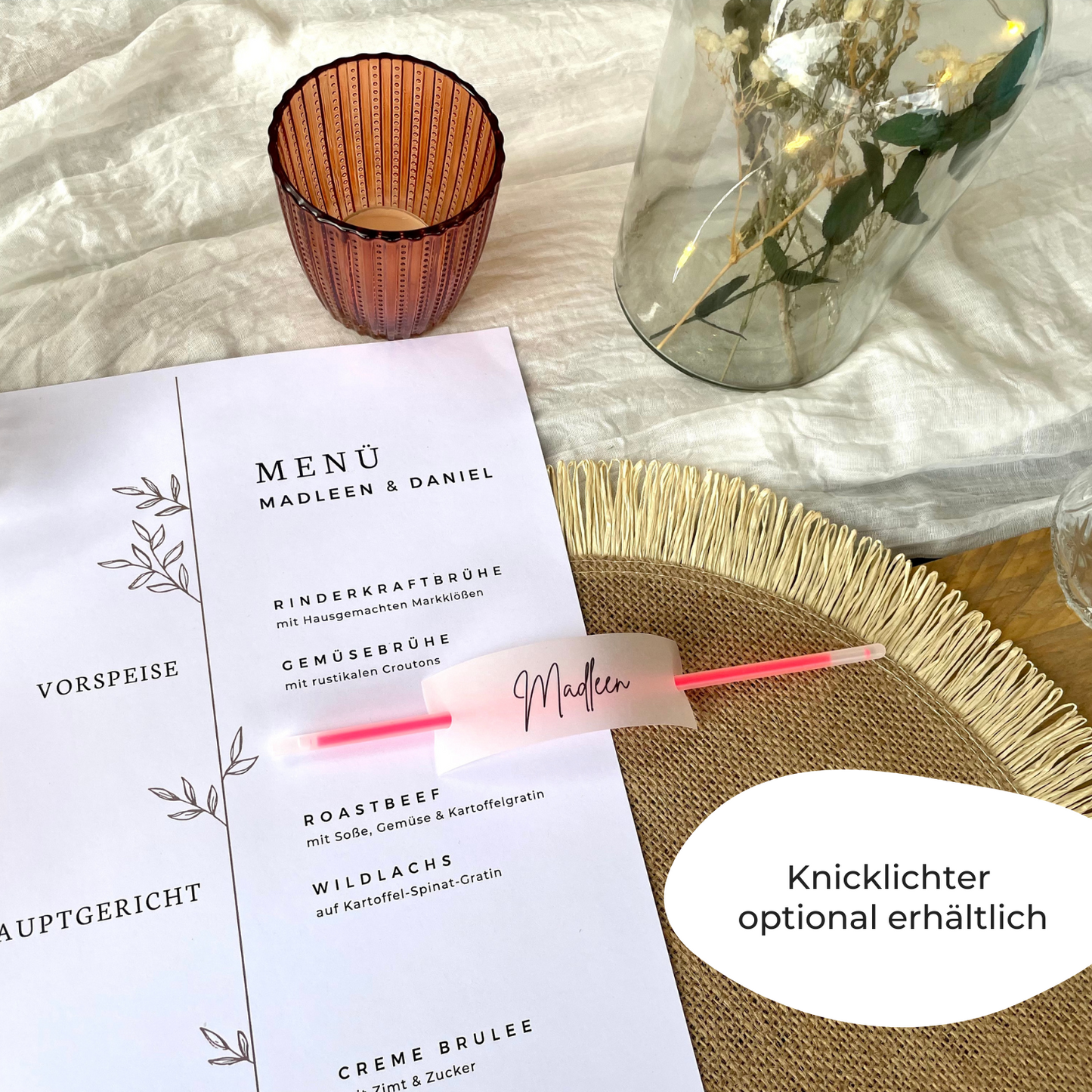 Transparentes Namensschilder mit der Aufschrift "Madleen" mit einem Knicklicht, als Beispiel