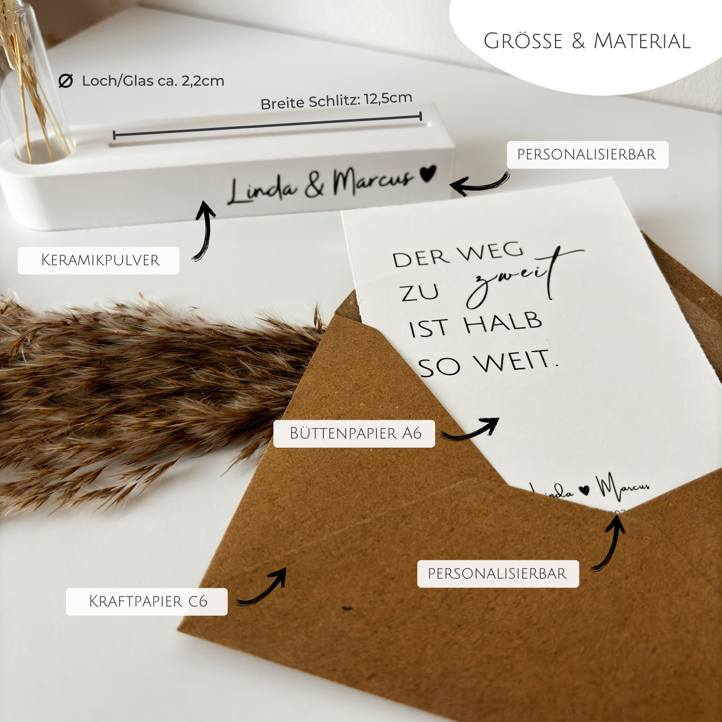 Die wichtigsten Größen und Materialangaben für Fotohalter aus Keramikpulver mit Trockenblumen im Reagenzglas, personalisierter Karte aus Büttenpapier und Umschlag aus Kraftpapier.