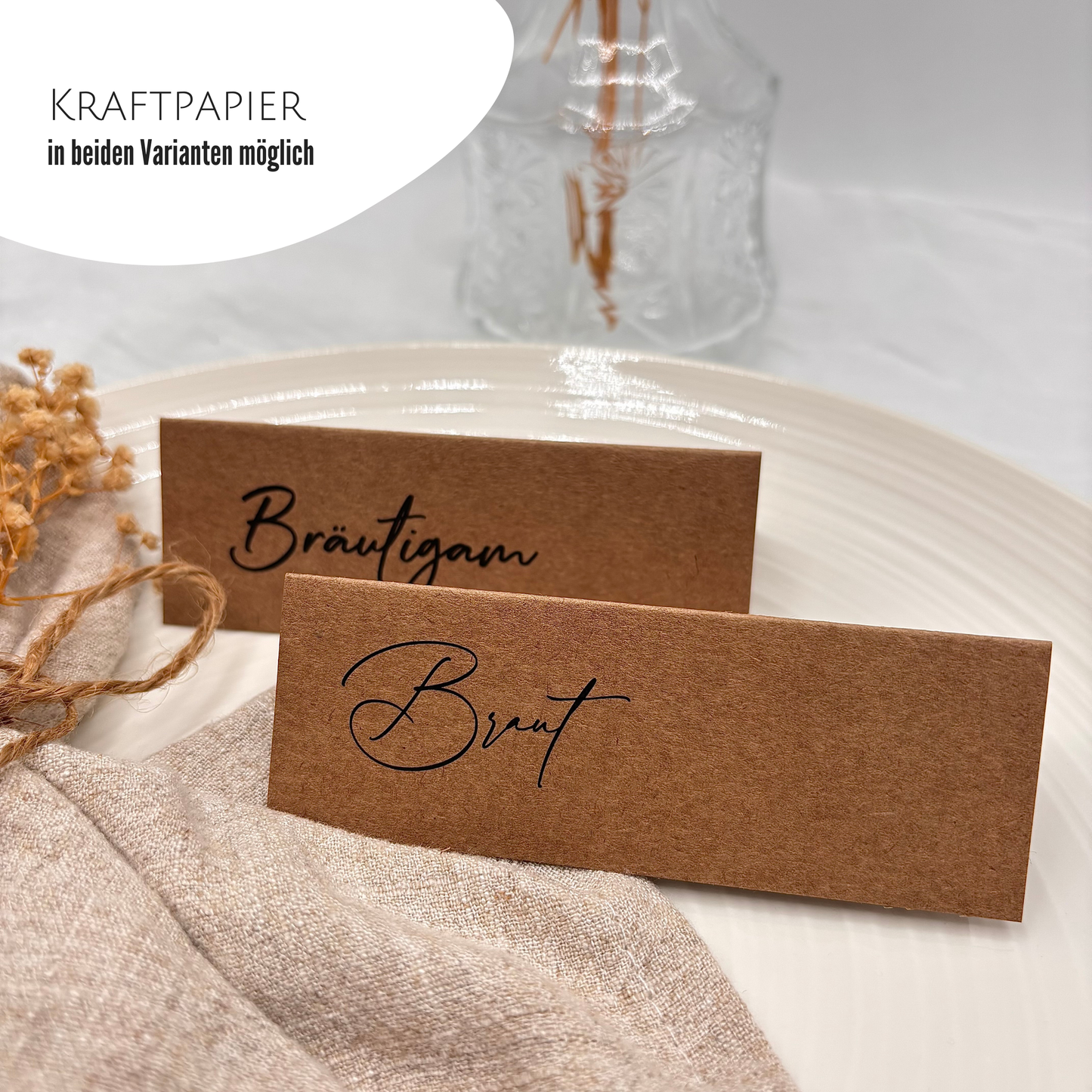 Kraftpapier für Namenskarten bei Hochzeit. Stilvolle Tischkarten für Braut und Bräutigam.