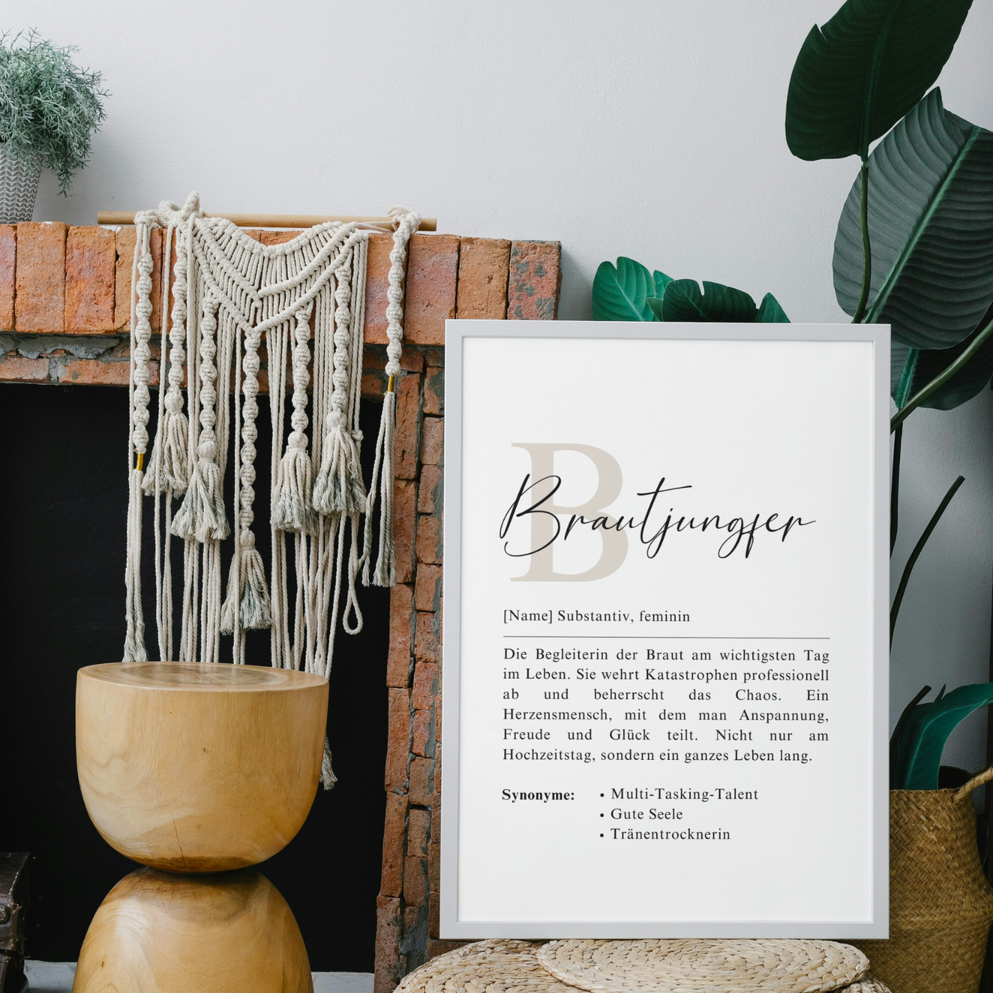 Brautjungfer-Poster dekoriert mit Makramee. Perfekte Ergänzung für individuelle Hochzeitsdeko. Ausdruck von weiblicher Freundschaft und Unterstützung in festlichem Umfeld.