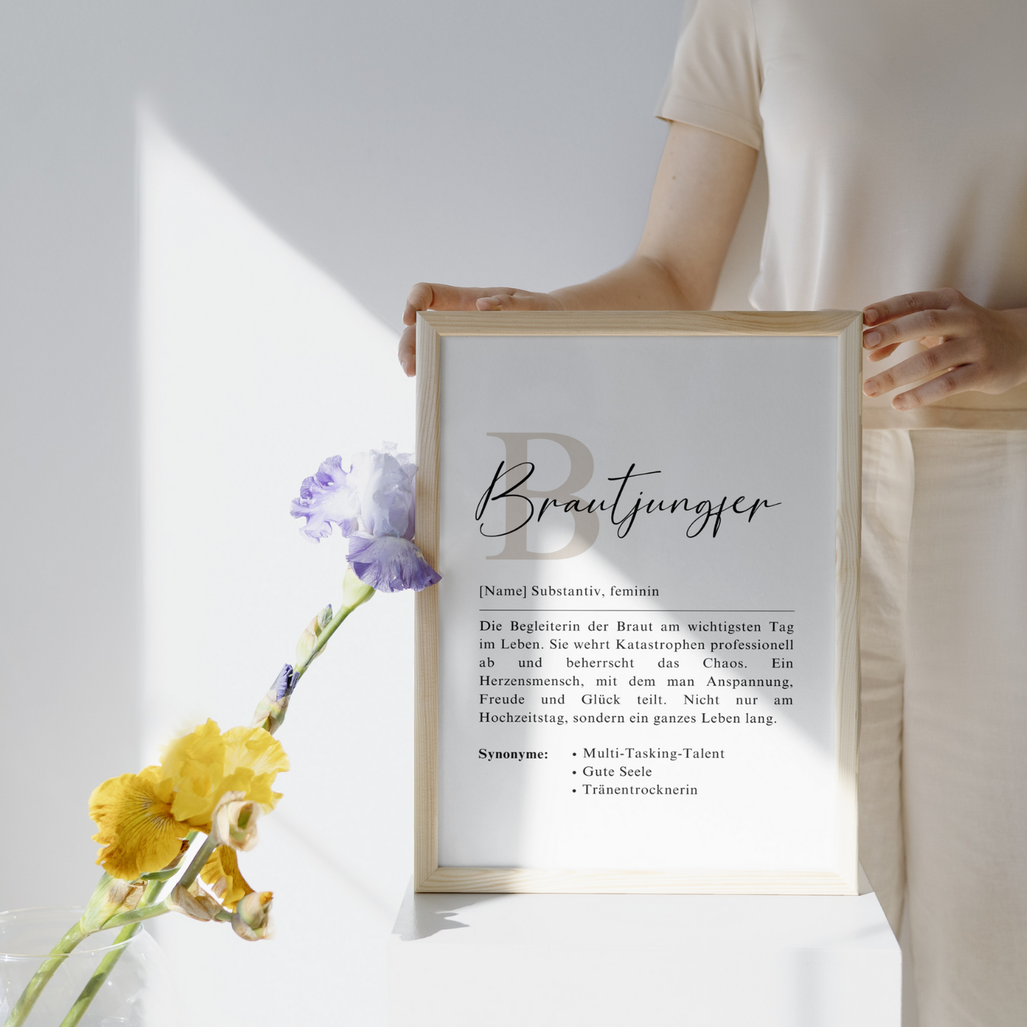 Poster für Brautjungfer, dekoriert mit Vase und Blumen. Ergänzt weibliches Interieur. Personalisiertes Geschenk zur Hochzeitsvorbereitung und Team Braut.