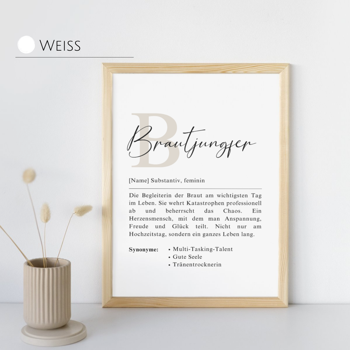 Elegantes Brautjungfer-Poster im weißen Design, neben Vase gestaltet. Ergänzt modernes Interieur. Personalisiertes Geschenk für Hochzeitsbegleitung und Dekoration.