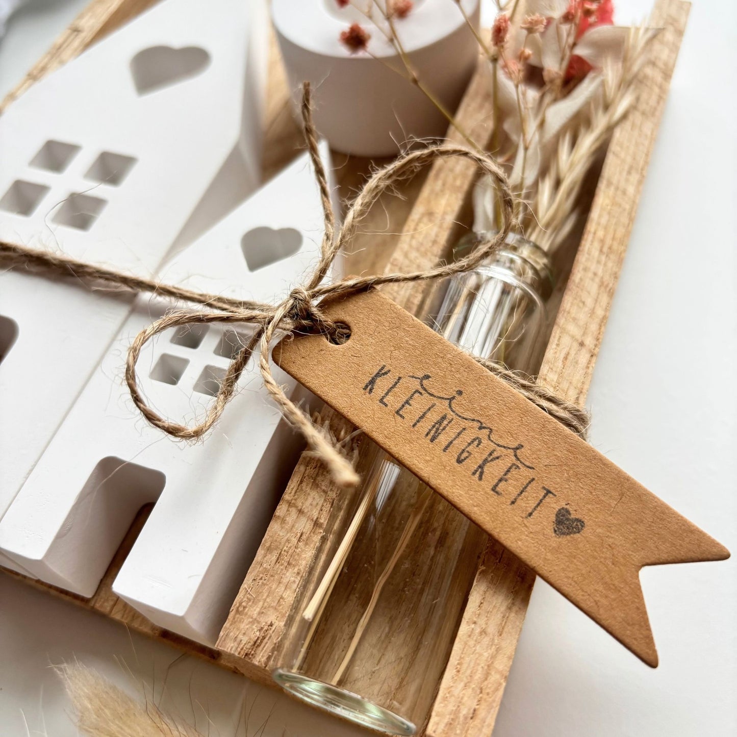 Geschenkidee mit Trockenblumen als eine Kleinigkeit zur Hochzeit