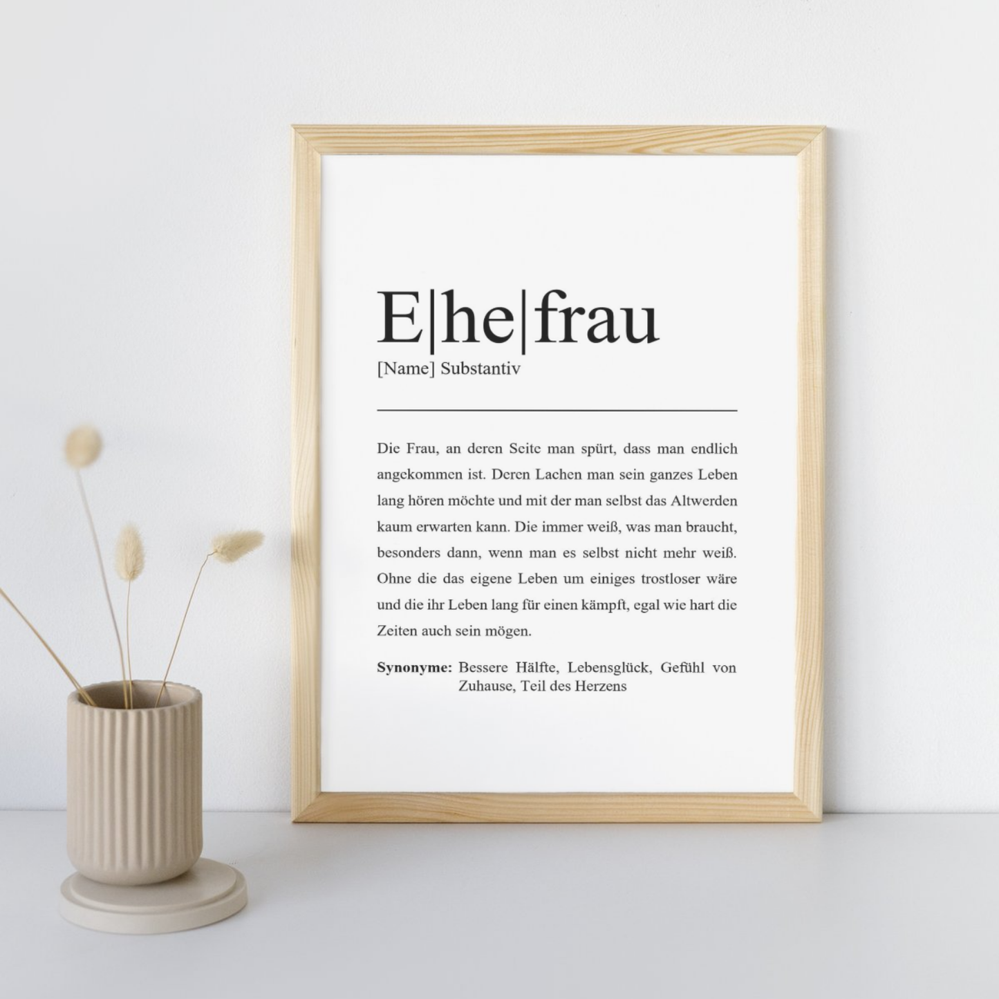 Elegantes Ehefrau Poster im minimalistischen Holzrahmen. Schöne Ergänzung neben ästhetisch arrangierten Gräsern. Ideal für moderne Innenraumgestaltung und als individuelles Liebesgeschenk.