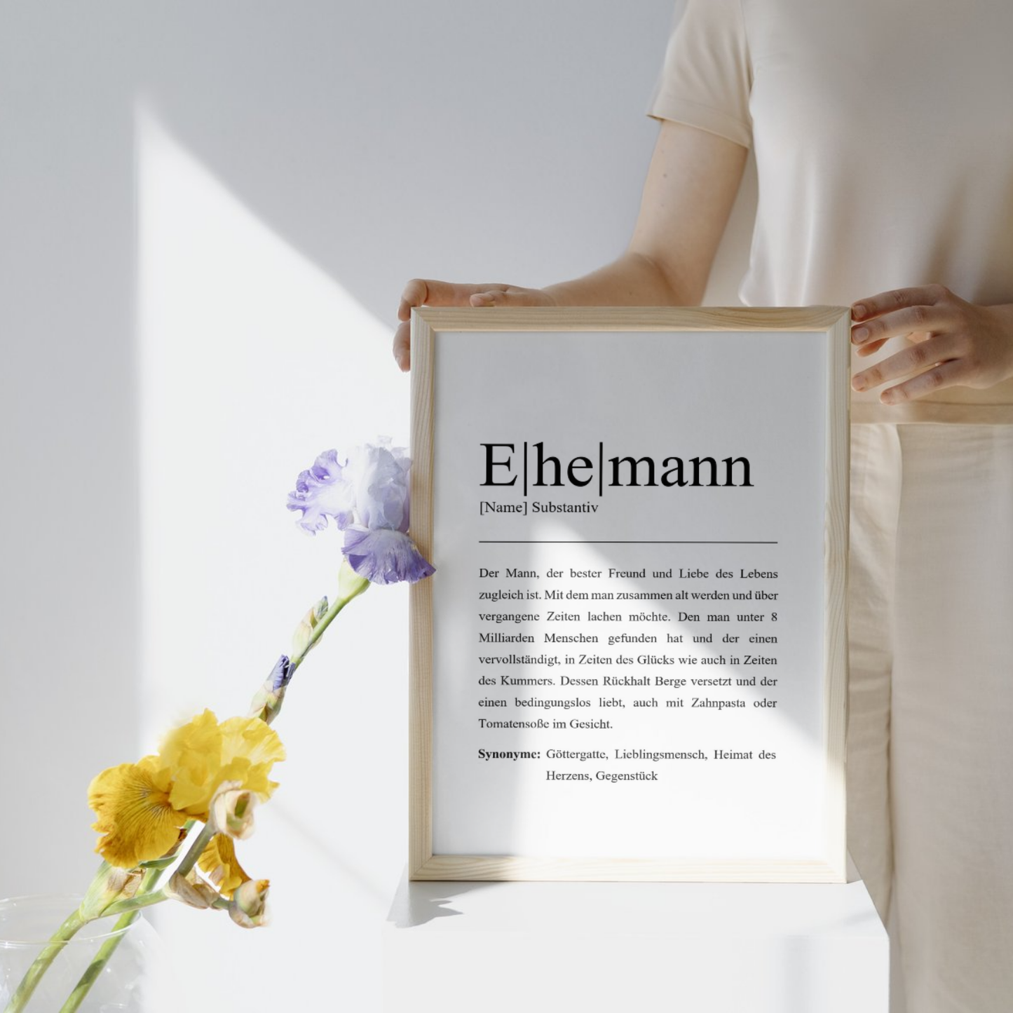 Hochwertiges Ehemann Poster im Holzrahmen mit Blumenakzent. Schönes und persönliches Geschenk. Ideal für besondere Anlässe. Sonnenlicht und sanfte Farben schaffen eine beruhigende und elegante Atmosphäre.