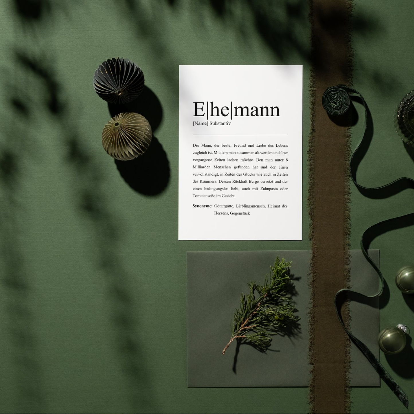 Ehemann Poster auf grünem Hintergrund mit natürlichen Akzenten. Dekorative Elemente wie Tannenzweige und dekorative Objekte. Stilvolle und kreative Präsentation. Ideal als persönliches Dekor oder Geschenk.
