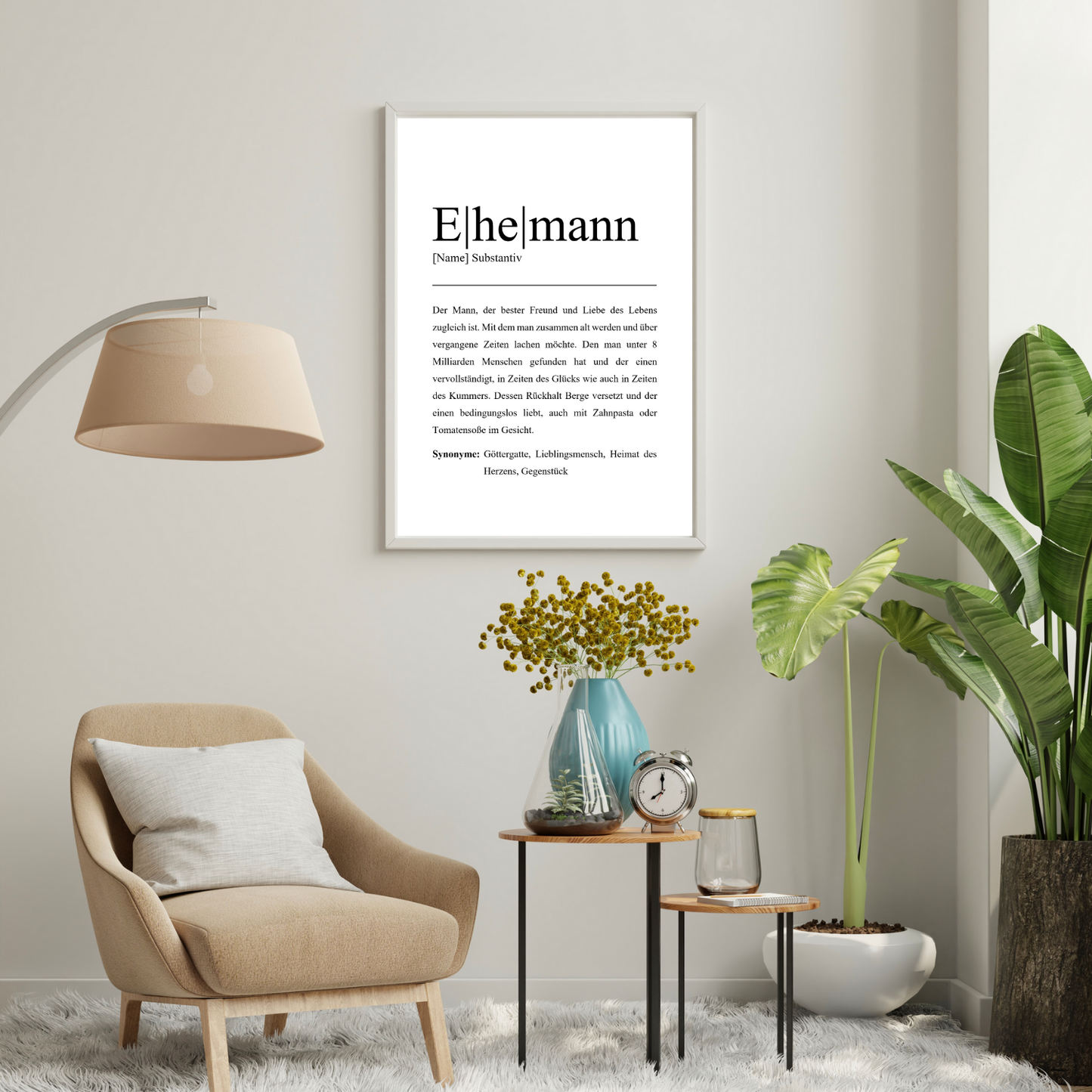 Elegantes Ehemann Poster an einer Wohnzimmerwand. Umgeben von modernen Möbeln und Pflanzen. Personalisierbar und ideal als Geschenk. Verleiht jedem Raum eine persönliche und stilvolle Note. Ausdruck von Liebe und Partnerschaft.