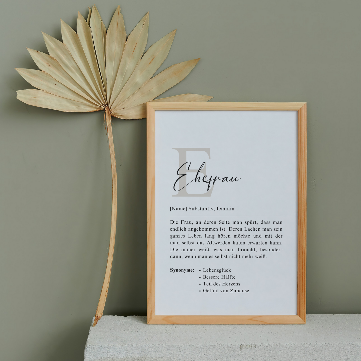Ehefrau-Poster im Holzdesign, dekoriert mit natürlichem Blatt-Element. Stilvolle Ergänzung für moderne, natürliche Einrichtung und Hochzeitsdekoration.
