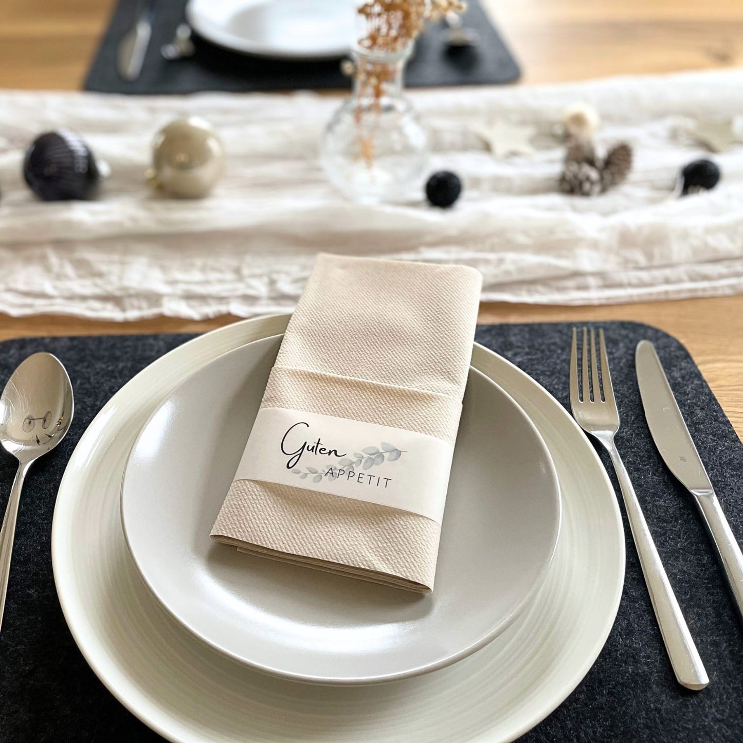 Banderolen mit „Guten Appetit“ und Eukalyptus-Design