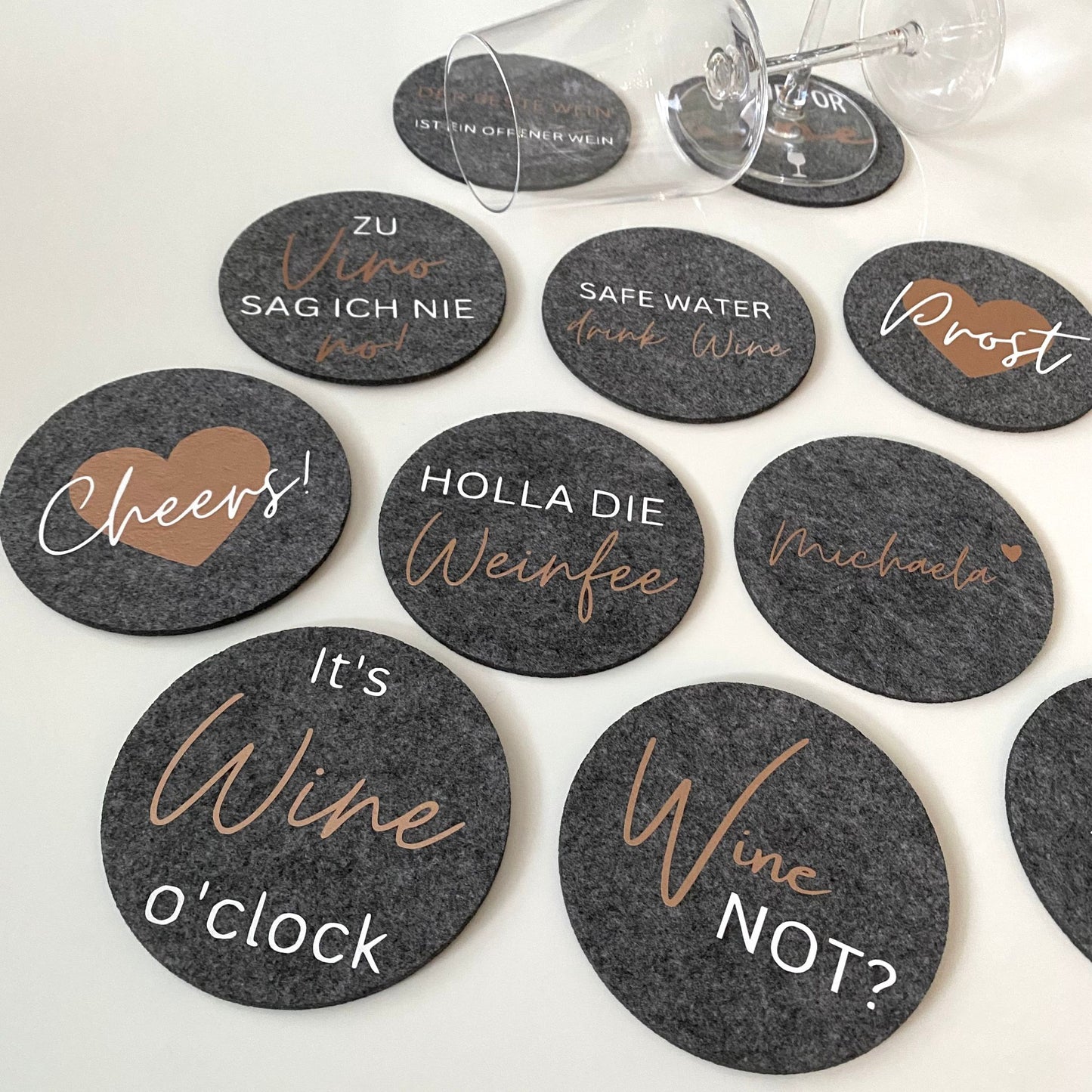Filzuntersetzer für Weingenießer - Personalisierte Geschenkideen zur Hochzeit