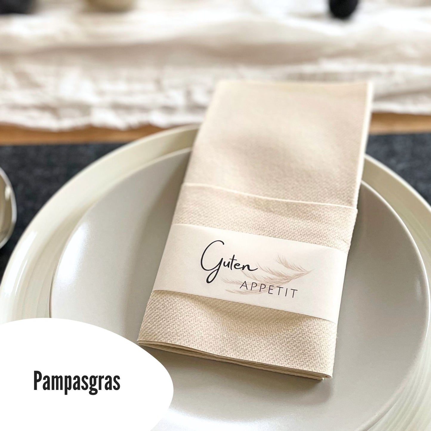 Transparente Banderolen mit Spruch „Guten Appetit“ und Pampasgras