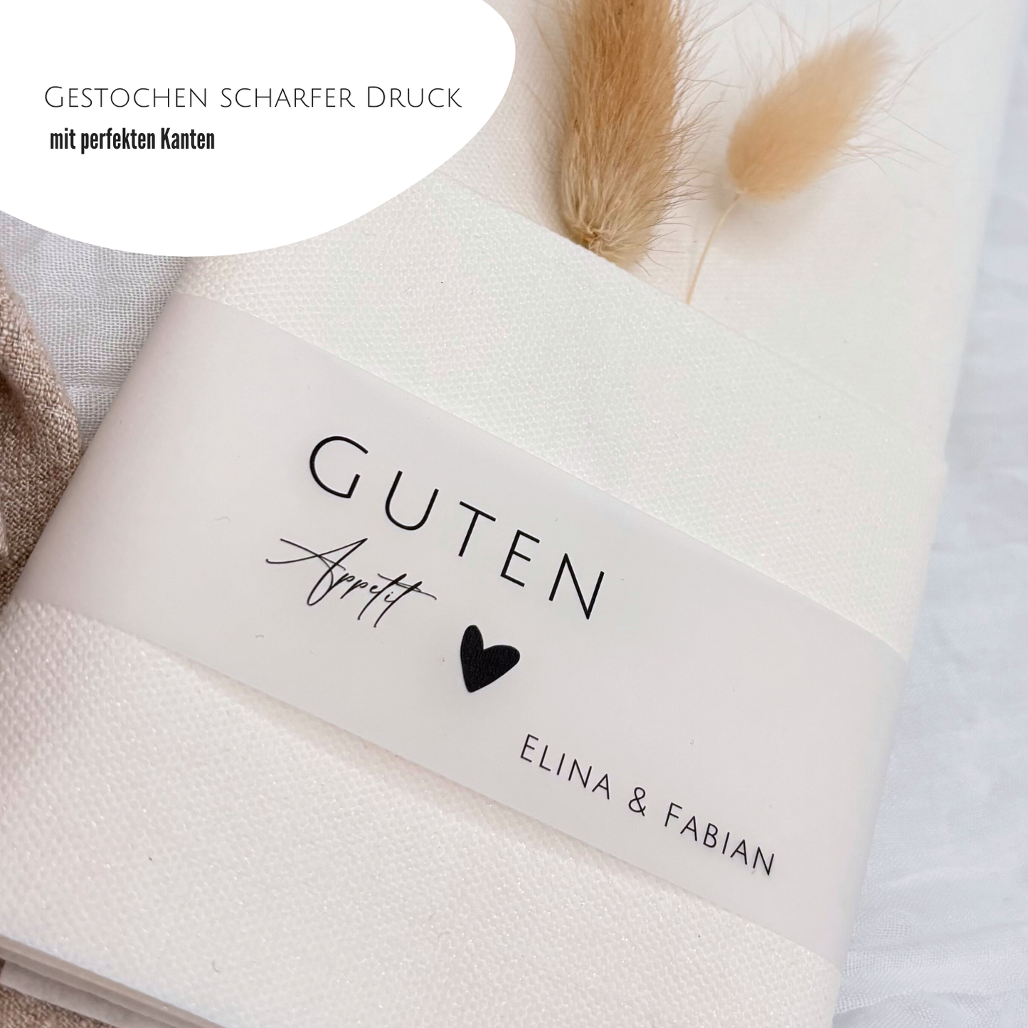 Nahaufnahme von Handwerkskunst, weiße Hochzeit Serviette mit gestochen scharfem Druck. Perfekte Kanten, personalisiert mit Namen. Ideale Tischdekoration, ergänzt stilvollen Hochzeitslook von Beautiful Moments.