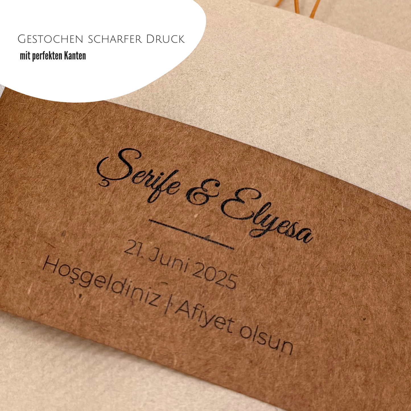 Hochwertige Banderole aus Kraftpapier mit gestochen scharfem Druck. Ideales Accessoire für personalisierte Hochzeitsdekorationen und einzigartige DIY-Projekte.