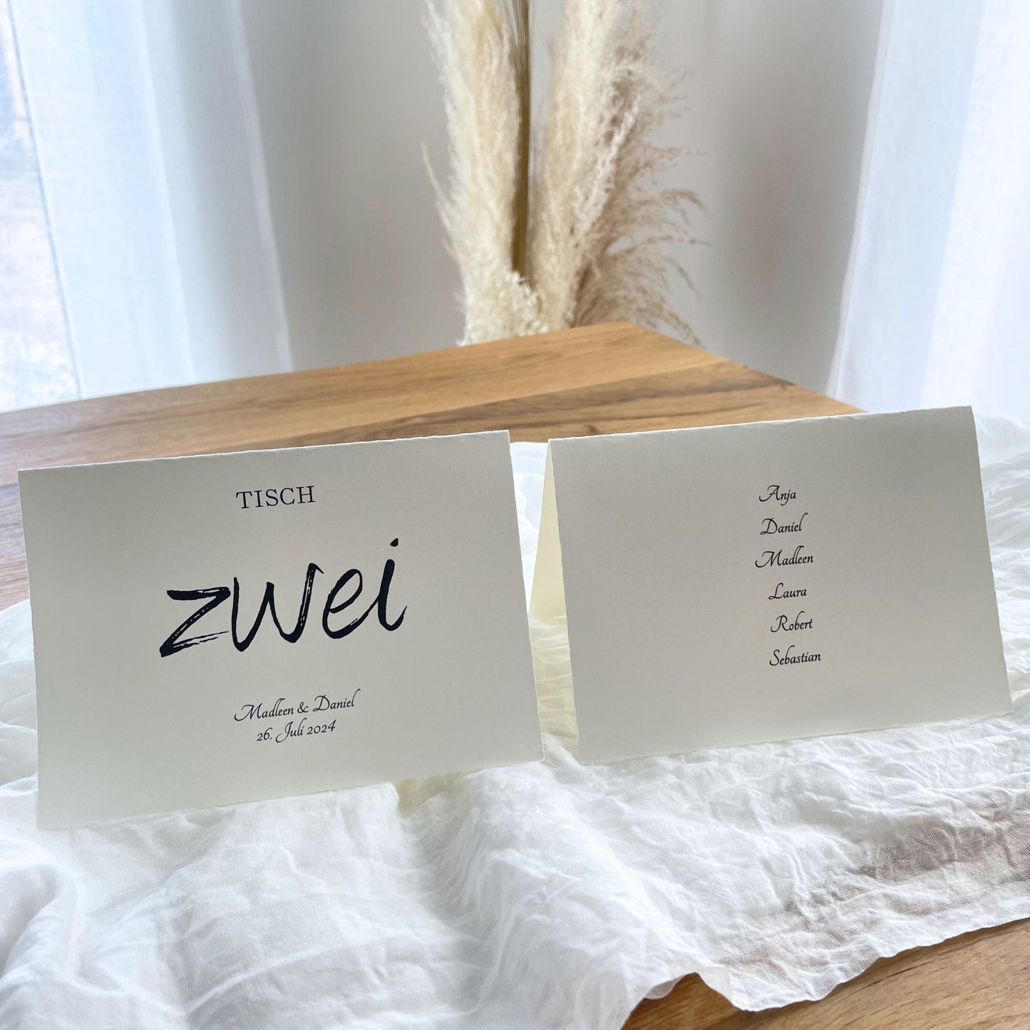 Elegante Tischnummern für Hochzeiten aus handgerissenem Büttenpapier