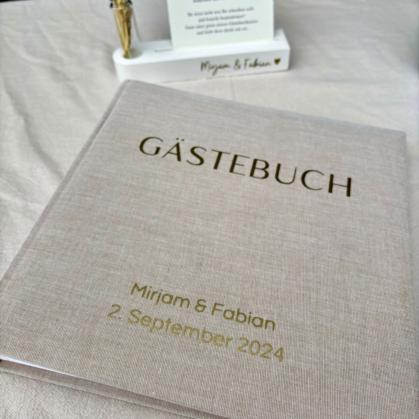 Elegantes Hochzeitsgästebuch mit goldener Schrift