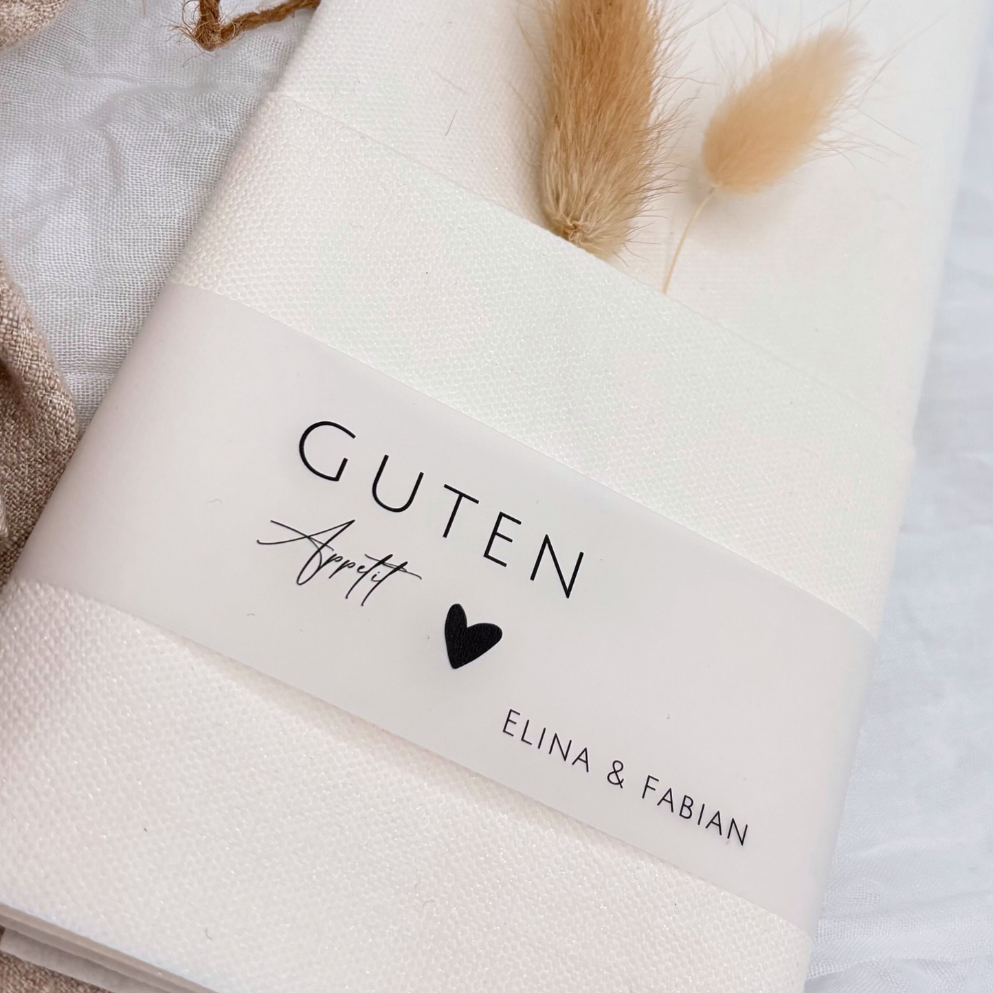 Weiße Hochzeit Serviette mit personalisiertem Schriftzug „Guten Appetit“ und Herz. Elina und Fabian Namen integrieren persönliche Note. Perfekte Hochzeitsdekoration für stilvolle Feiern und Geschenkideen.