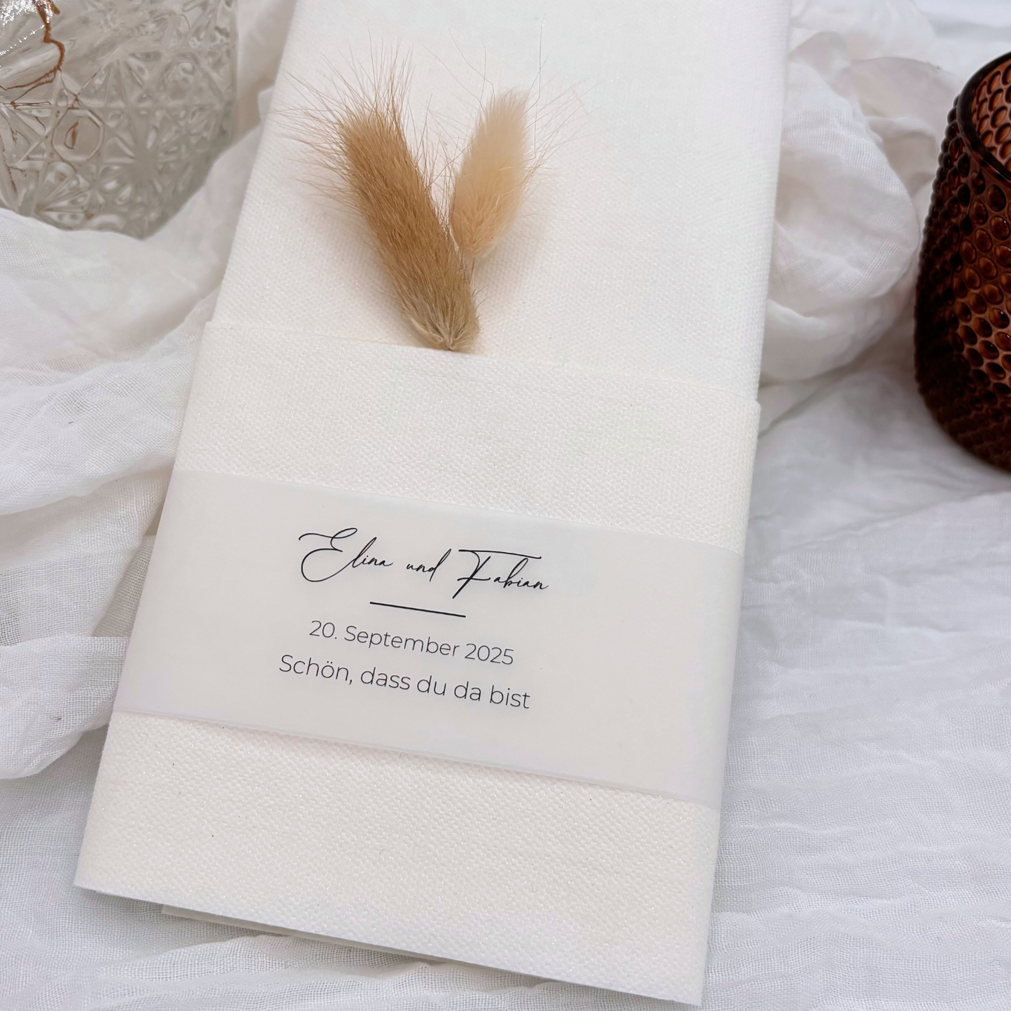 Personalisierte Hochzeitserviette mit Namen Elina und Fabian, elegant dekoriert. Ideal für Hochzeits- und Eventdeko. Perfekt für Bräute to be und Team Braut. Stilvolles Design für unvergessliche Hochzeiten.