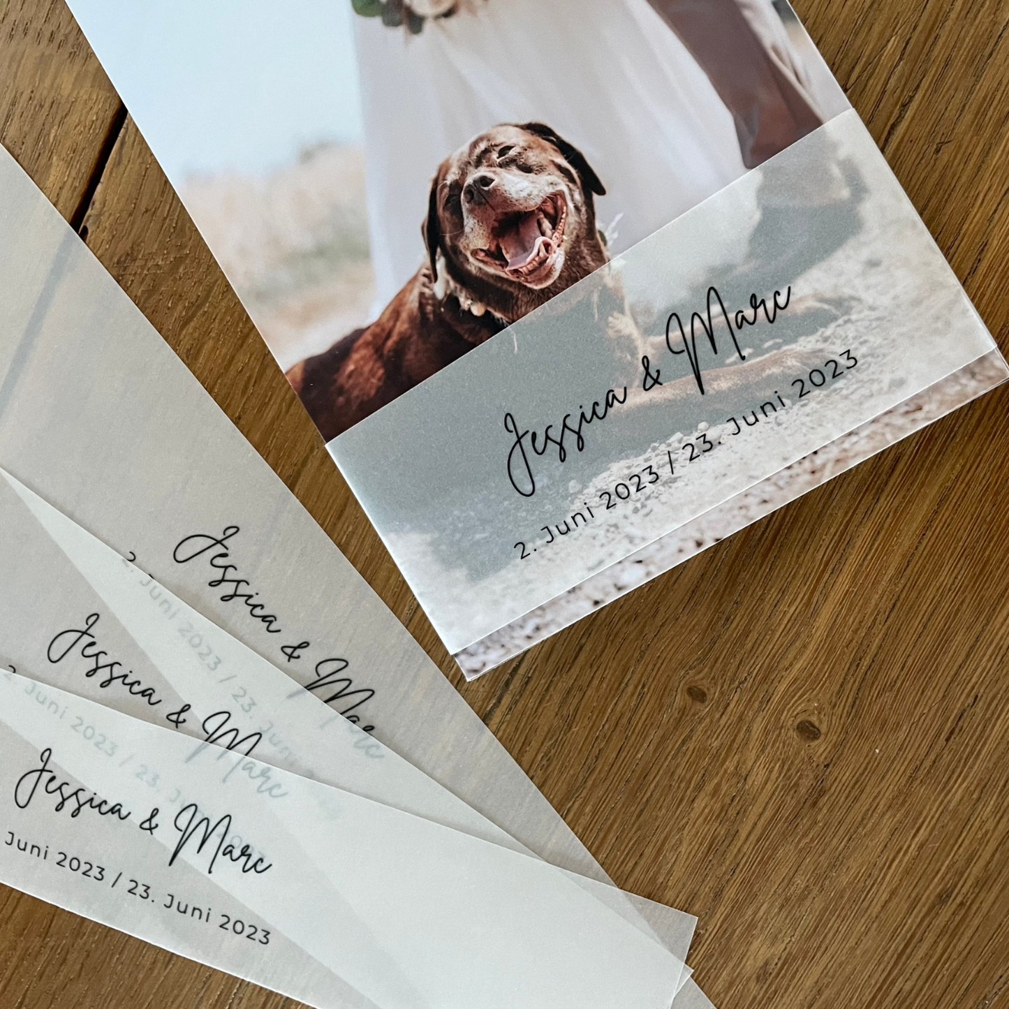Einladung zur Hochzeit mit Namen und Datum auf Transparentpapier. Elegantes Design.
