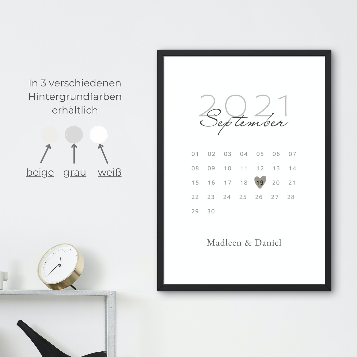 Moderner Kalender mit schwarzem Rahmen und in drei Hintergrundfarben erhältlich. Schick und minimalistisch, perfekt für stilvolle Wandgestaltung. Geeignet für das Zuhause oder als persönliches Geschenk.