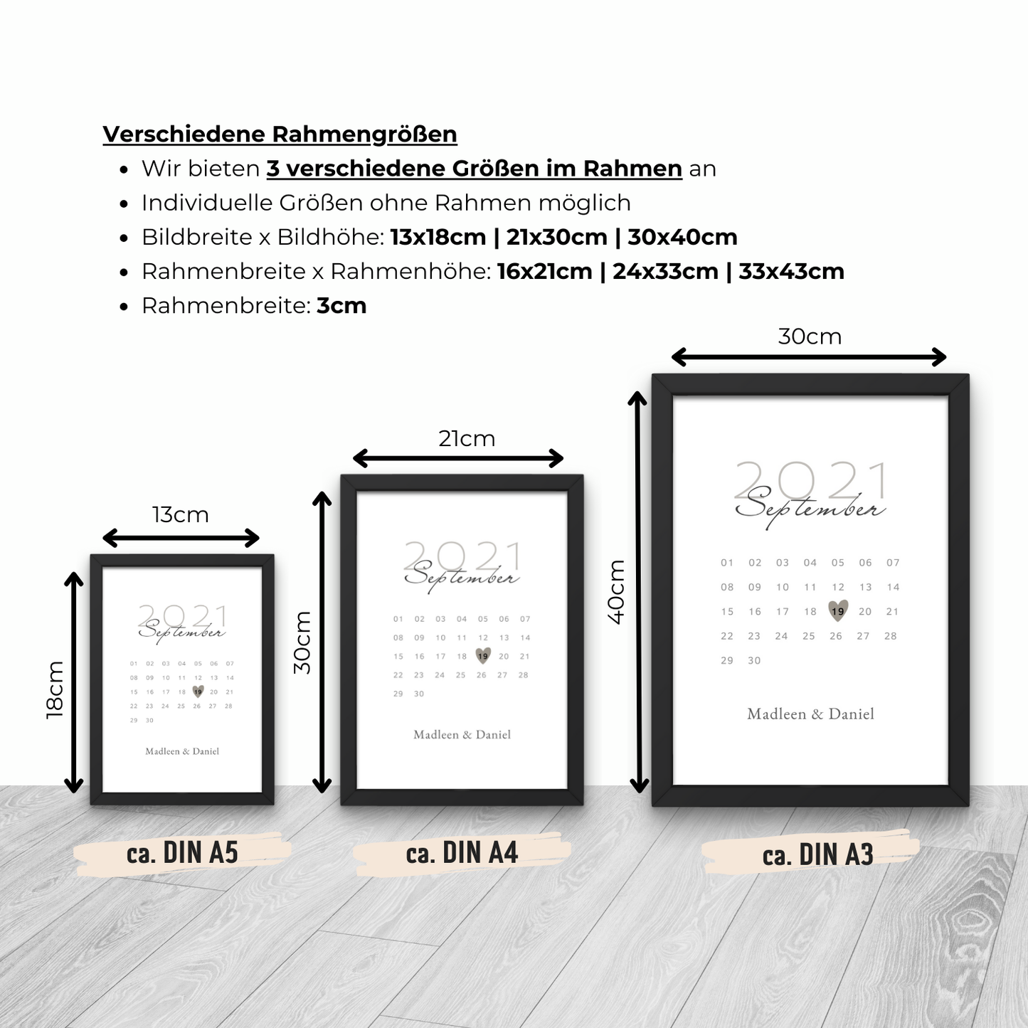 Übersicht verschiedener Rahmengrößen für personalisierbares Kalender-Poster. Erhältlich in DIN A5, A4 und A3. Ideal für flexible Dekorationsmöglichkeiten und als personalisiertes Geschenk für besondere Anlässe.