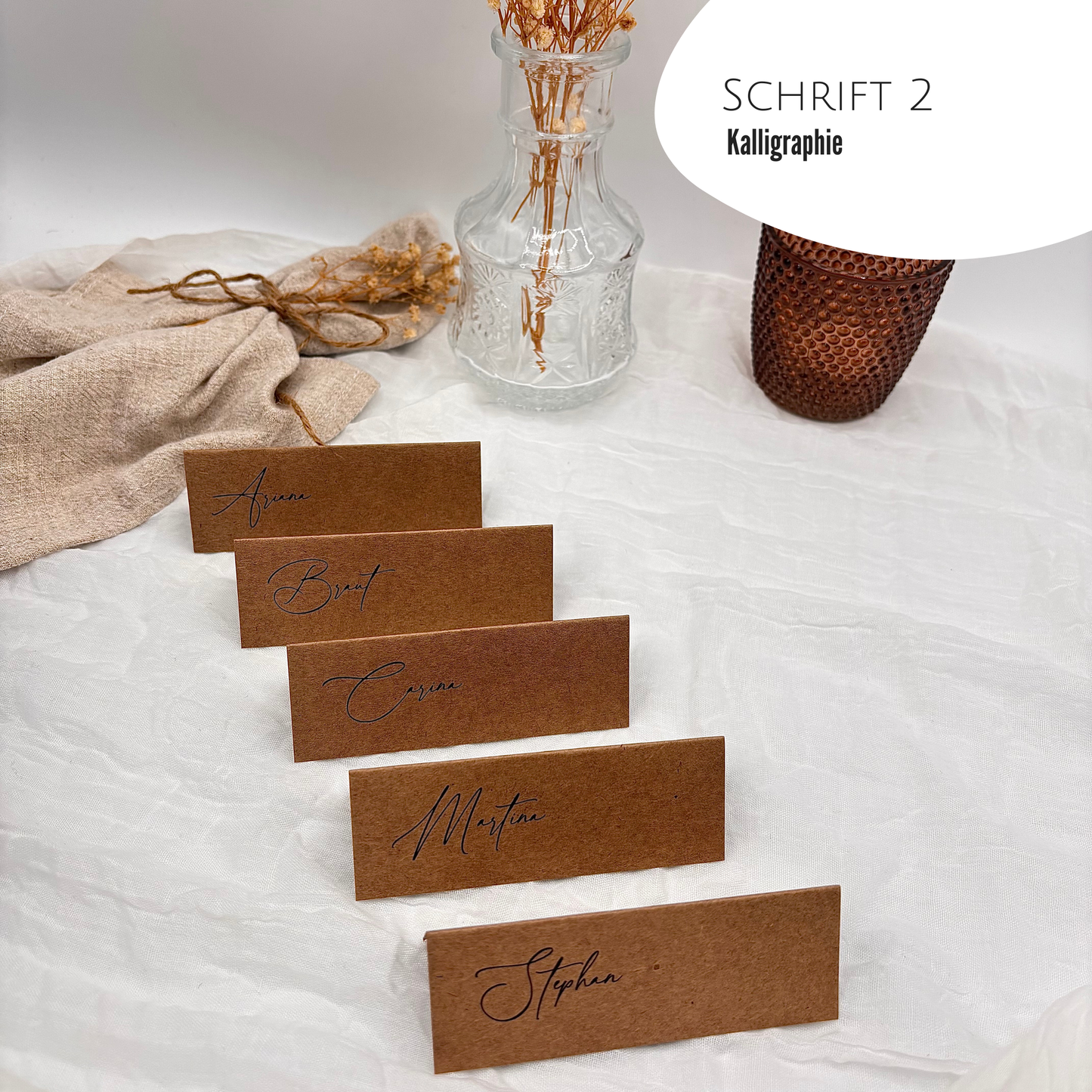 Kraftpapier Namensschilder für Hochzeit. Tischkarten mit minimalistischer Schriftart.