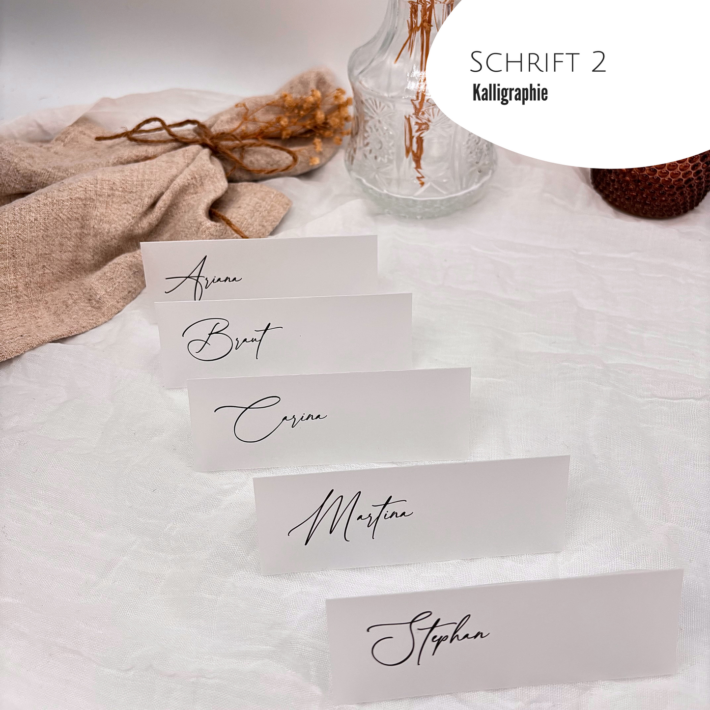 Elegante Namensschilder mit Kalligrafie auf transparentem Papier. Tischkarten für eine besondere Hochzeit Tischordnung.