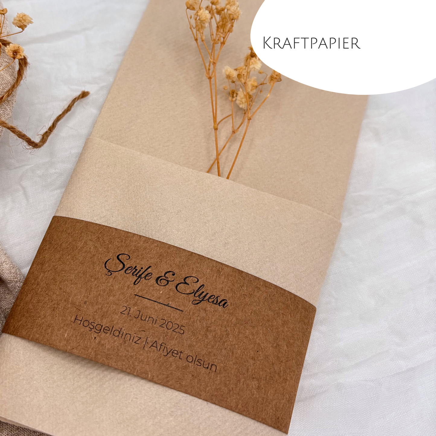 Hochwertiges Kraftpapier mit handgemachtem Design, perfekt für Hochzeiten. Personalisierbarer Text für eine individuelle Note bei Ihrer Hochzeitsfeier.