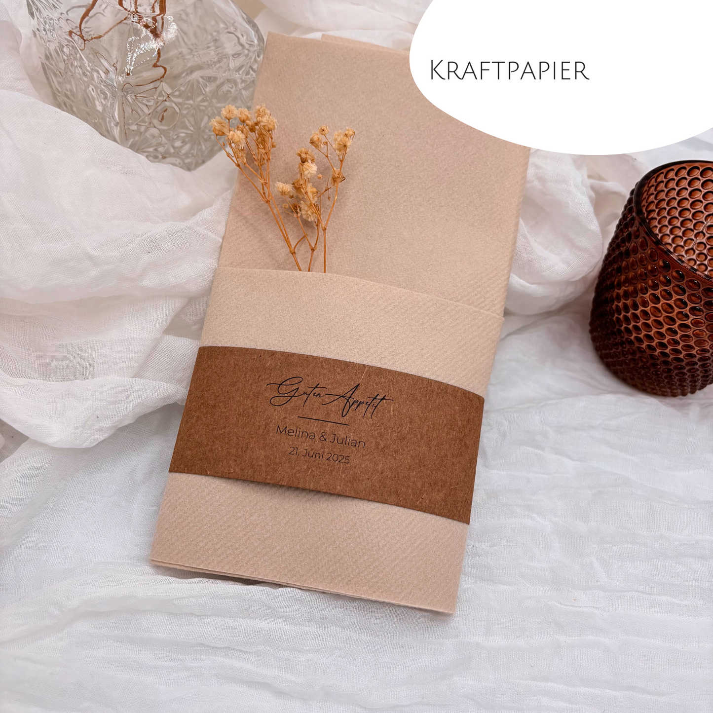 Robustes Kraftpapier Hochzeit Serviette mit personalisiertem Druck für eine stilvolle Tischdekoration. Perfektes persönliches Geschenk für die Braut oder ihr Team Braut.