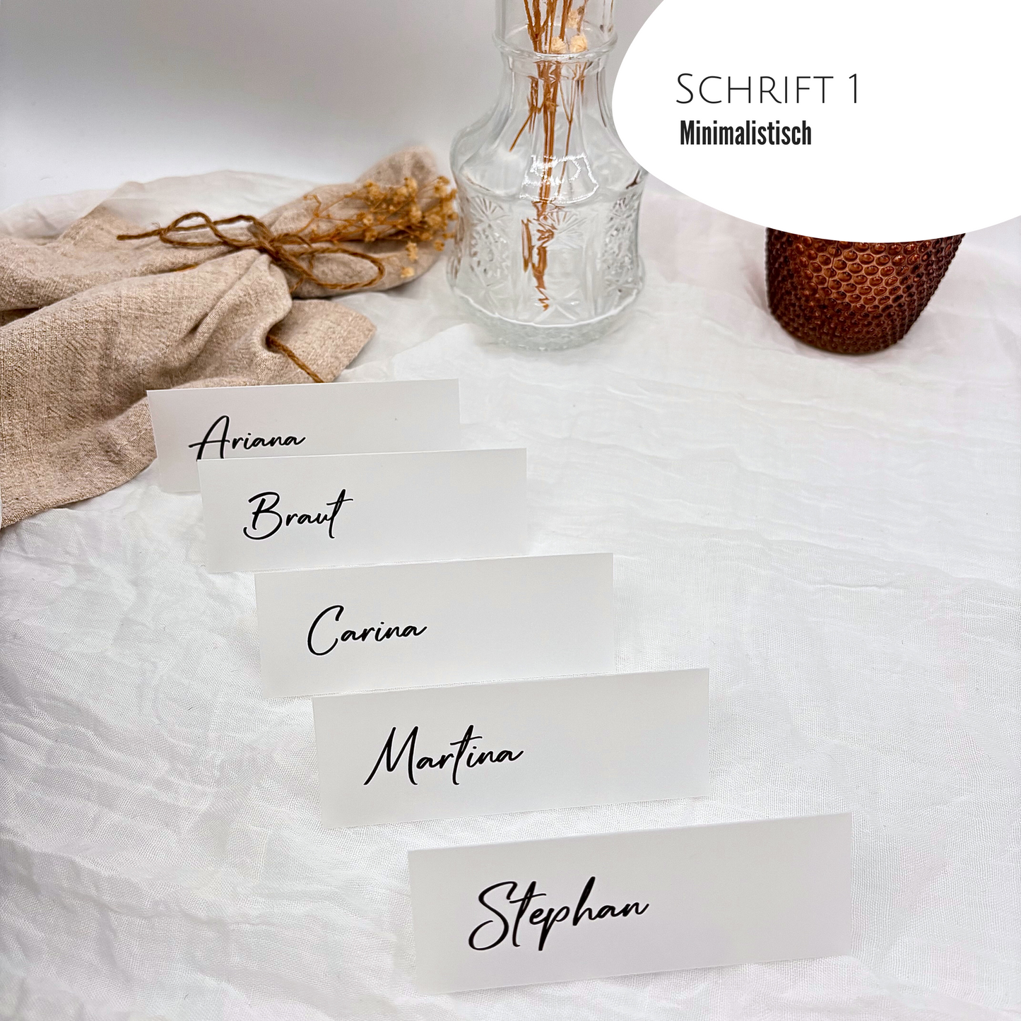 Klar gestaltete Tischkarten im minimalistischen Stil. Transparente Namenskarten für eine elegante Hochzeit Tischordnung