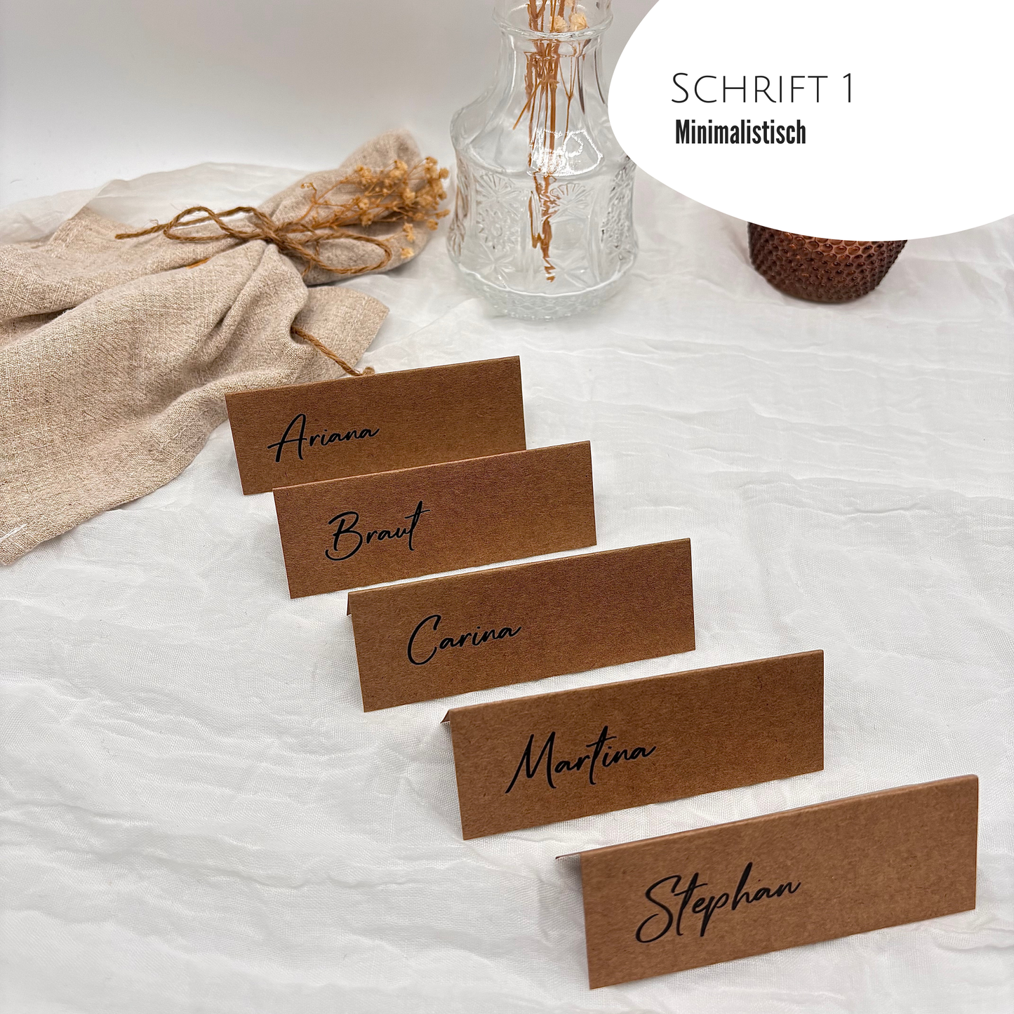 Hochzeit Tischkarten mit Kalligrafie. Kraftpapier Namensschilder für stilvolle Tischordnung.