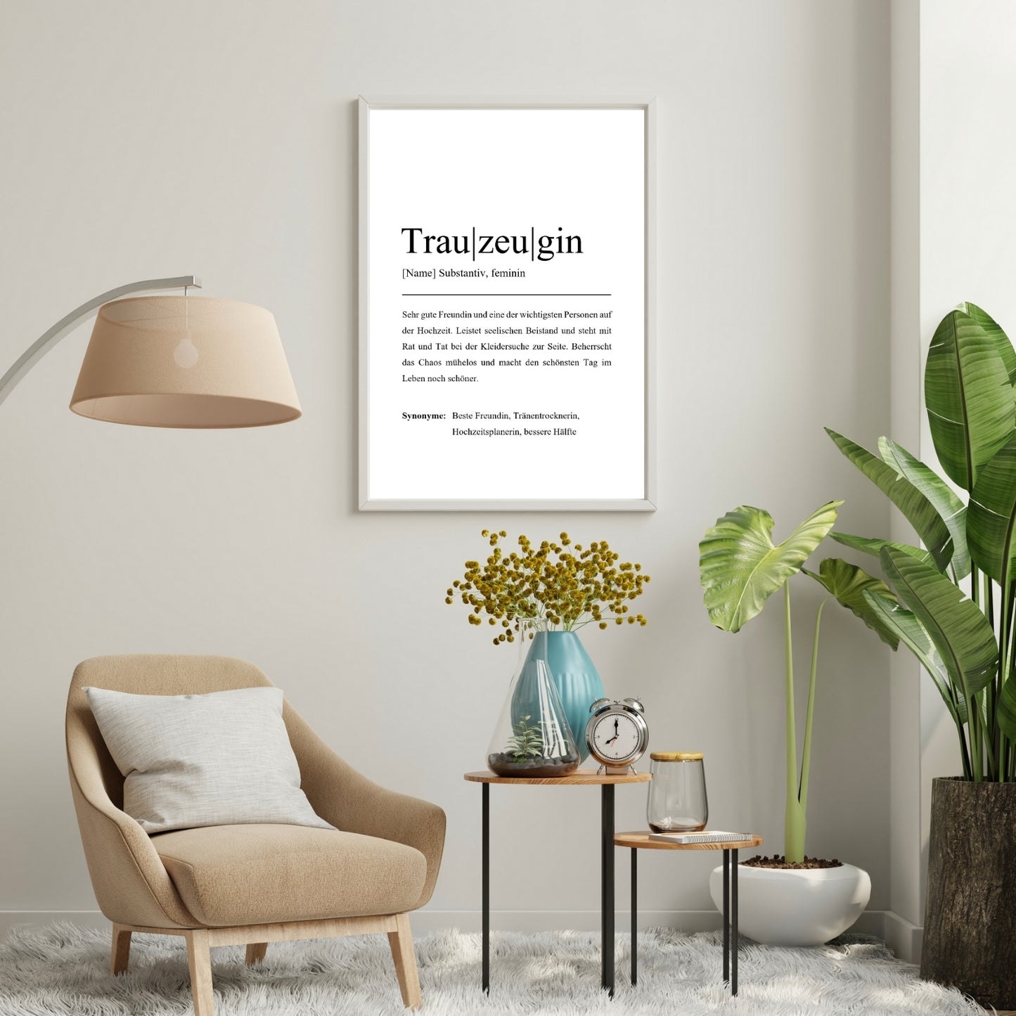 Modern eingerichteter Raum mit einem großen, gerahmten Trauzeuginnen-Poster an der Wand. Personalisierbare Definition für enge Freundinnen als dekoratives Highlight im Wohnbereich.
