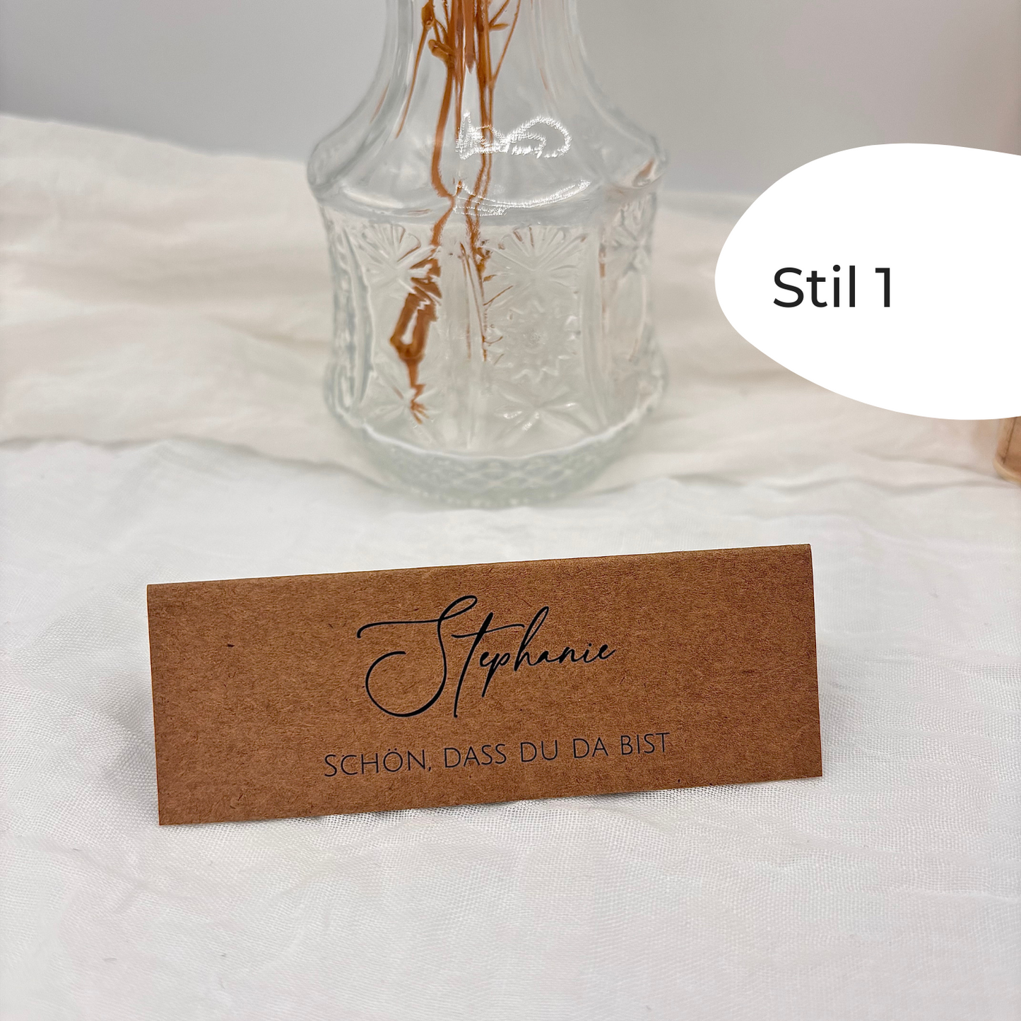 Einzigartige Namensschilder im Stil 1 aus Kraftpapier. Optimale Tischkarten für eine stilvolle Hochzeit und elegante Tischordnung.