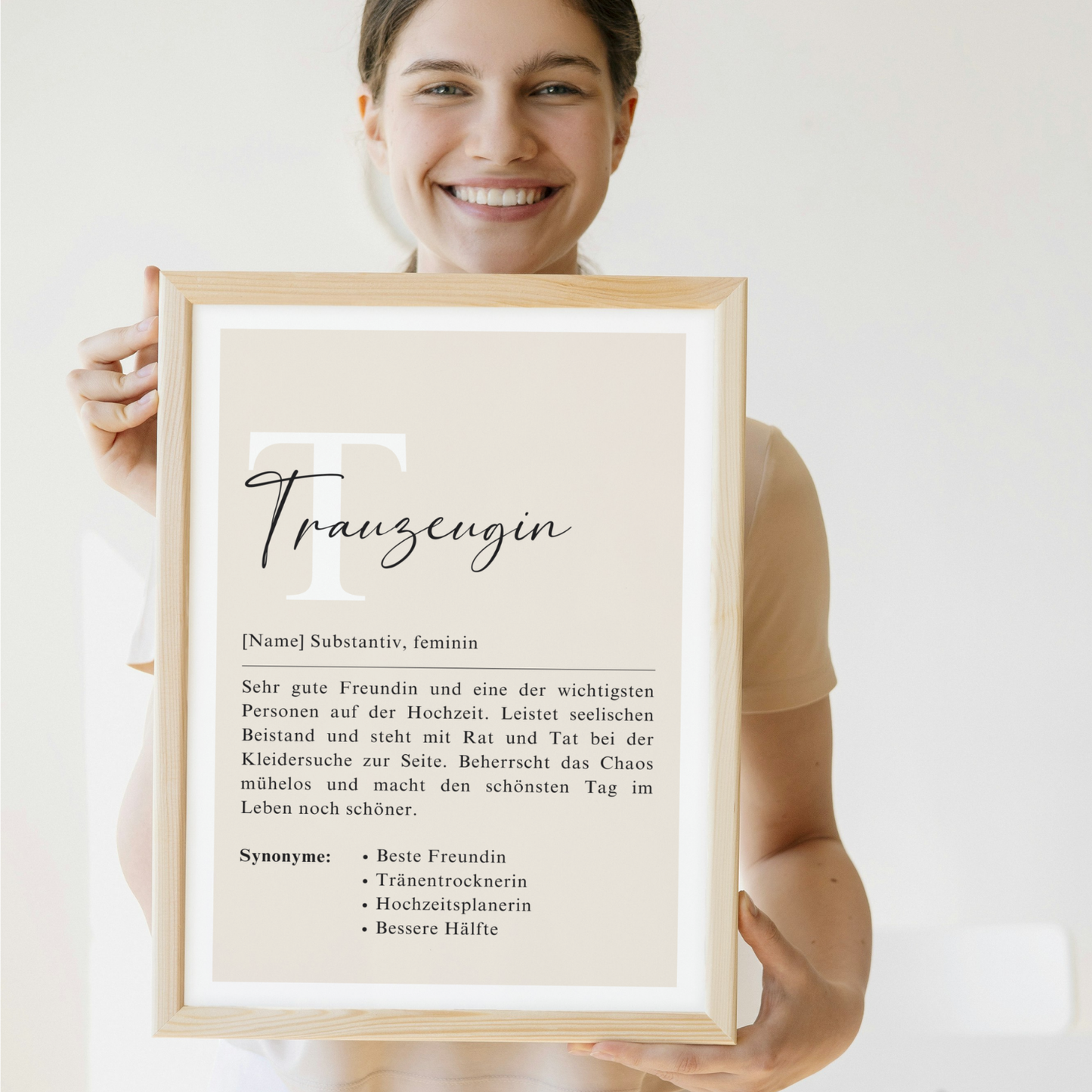 Personalisierte Definition Trauzeugin in einem Holzrahmen. Perfektes Geschenk für die beste Freundin und Trauzeugin. Elegantes Design mit Synonymen und Beschreibung. Ideal für Hochzeiten und persönliche Anlässe.
