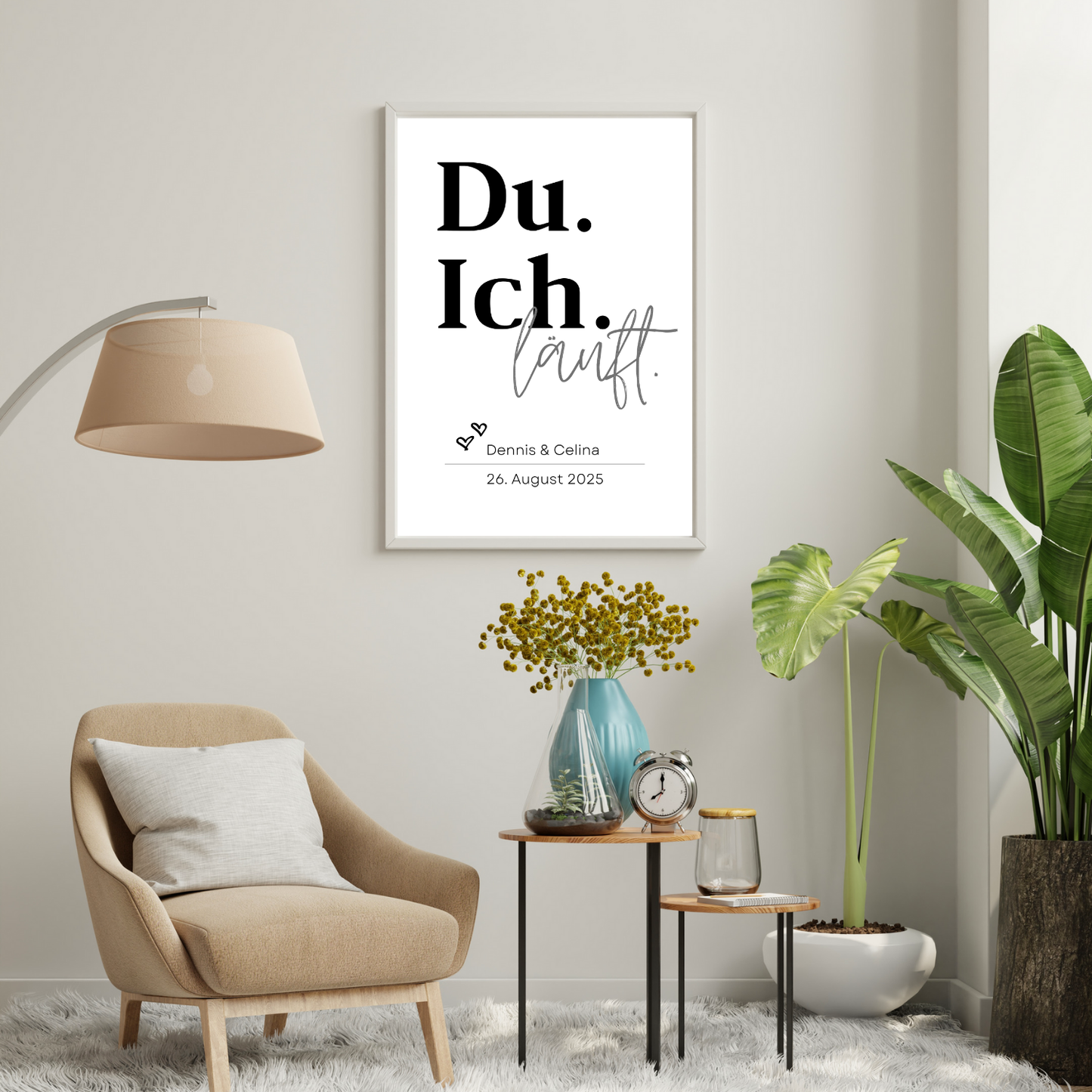 Stilvolles personalisiertes Poster Du Ich läuft mit den Namen Dennis und Celina und Datum 26 August 2025. Elegante Wohnraumdekoration mit gemütlichem Sessel, Stehlampe und Pflanzen. Perfekt für ein modernes und individuelles Ambiente.