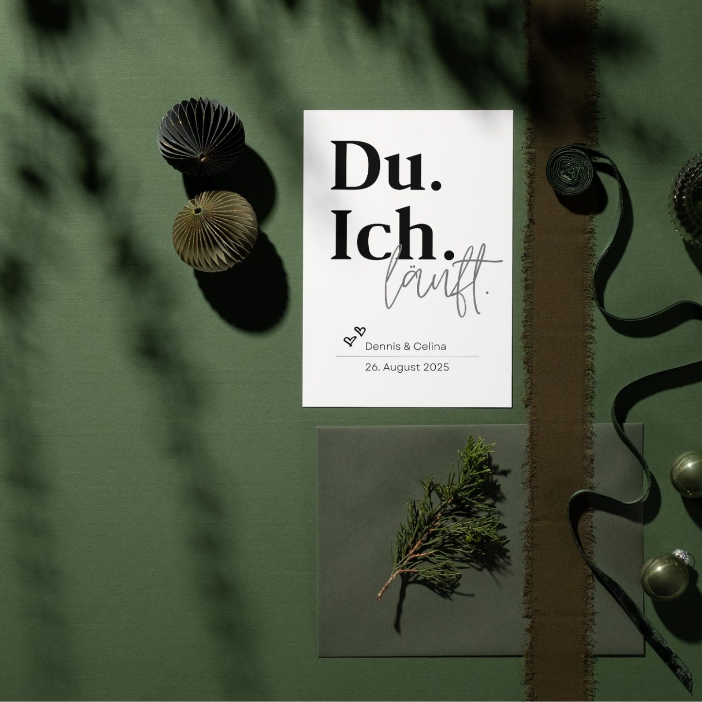 Elegant dekoriertes Poster Du Ich läuft auf grünem Hintergrund. Perfekt als individuelles Geschenk für Hochzeit oder Verlobungsparty. Personalisiert mit den Namen Dennis und Celina. Stimmungsvolles Arrangement.