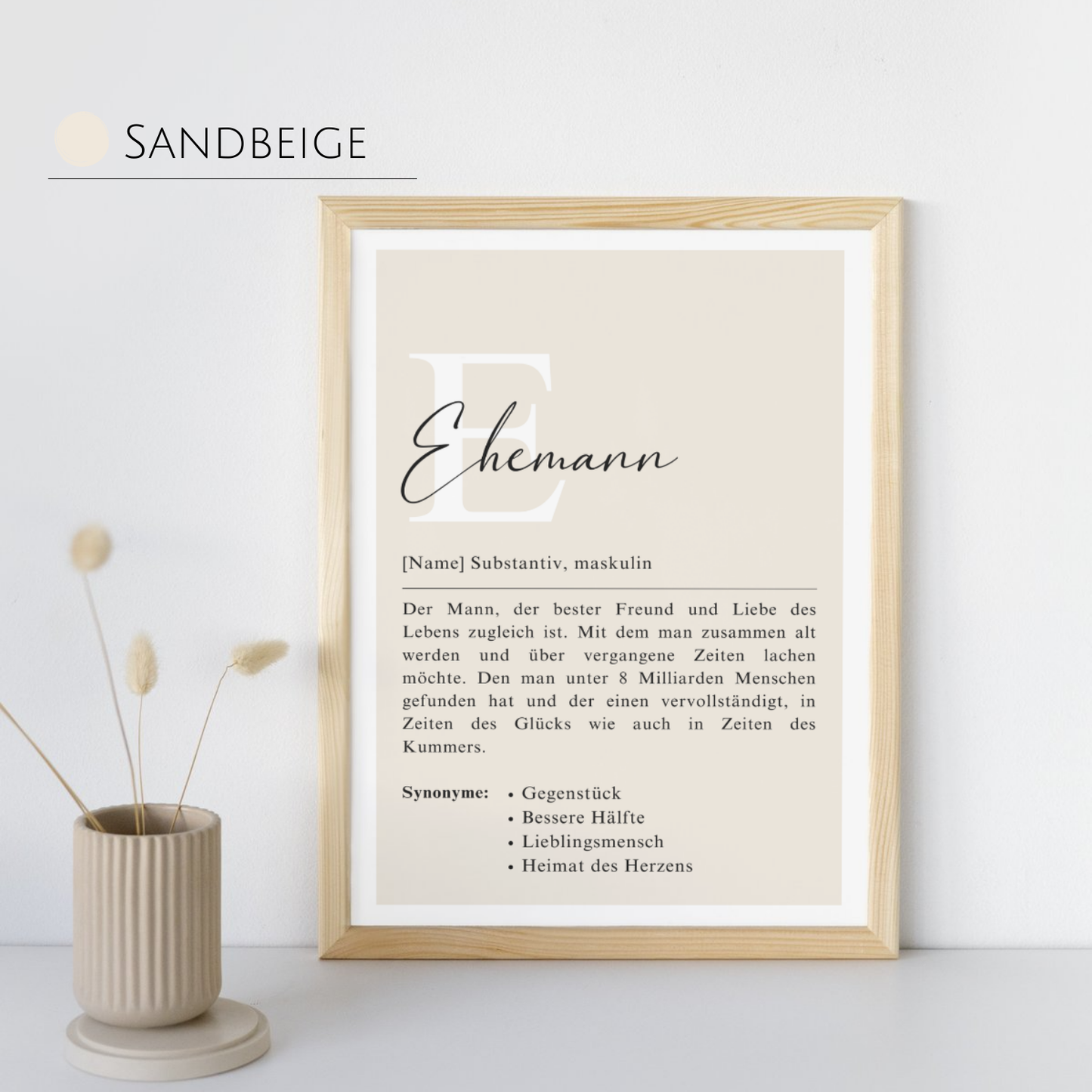 Elegantes Ehemann-Poster im sandbeigen Design. Holzrahmen neben Vase. Stilvolle Auswahl für Ihr Zuhause. Geeignet als persönliches Geschenk und Dekoration für moderne Räume.