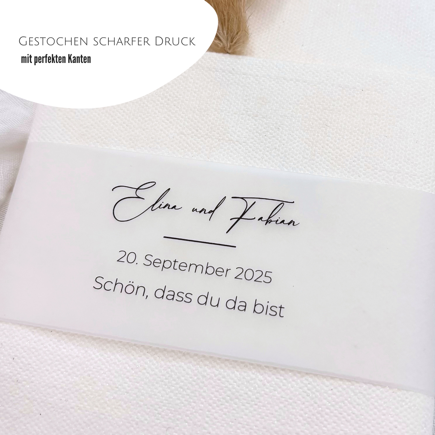 Nahaufnahme von Hochzeitserviette mit perfektem Druck. Namen Elina und Fabian auf hochwertigem Papier. Ideal für elegante Hochzeitsfeierlichkeiten und Dekorationen.