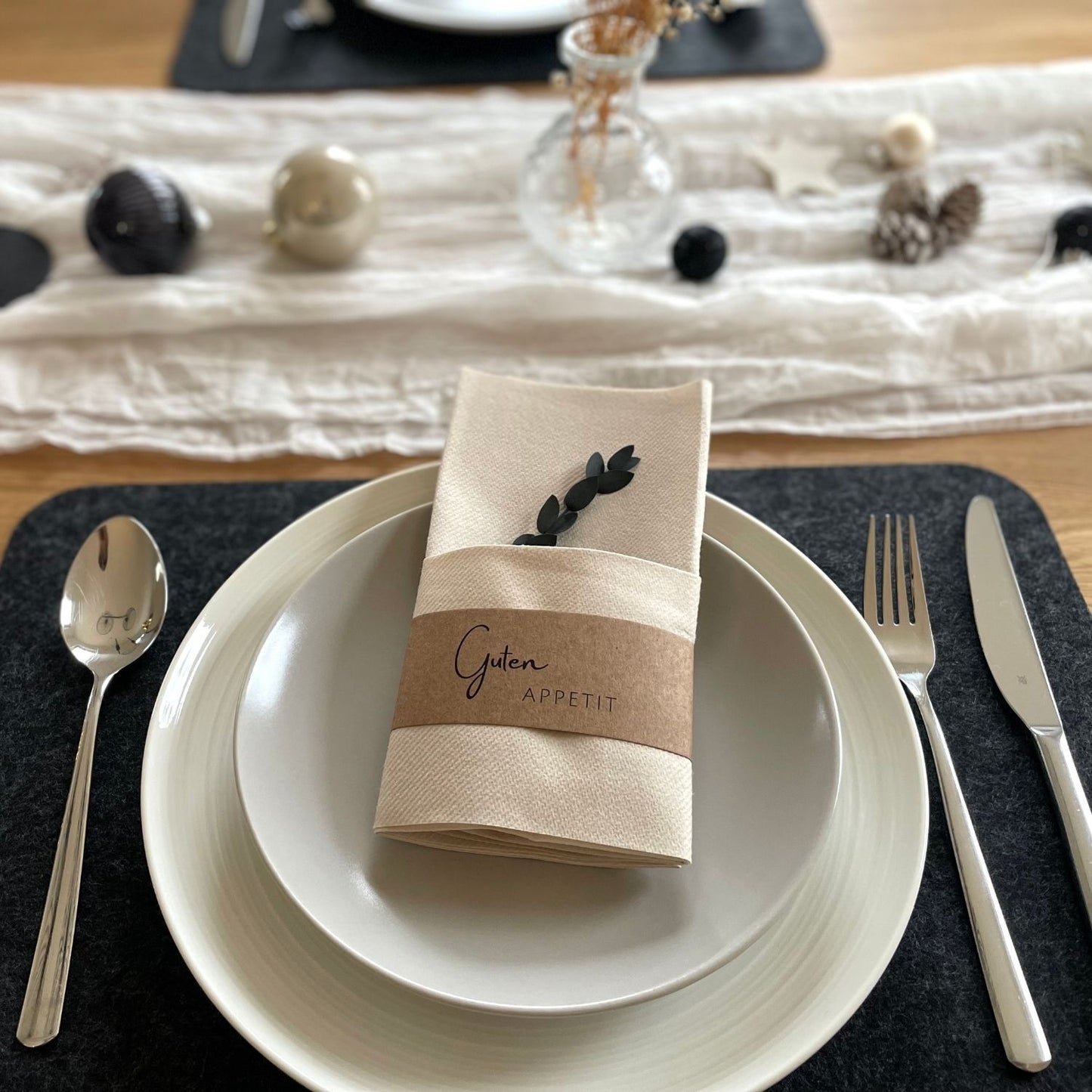 Servietten Banderolen mit „Guten Appetit“ und moderner Schrift