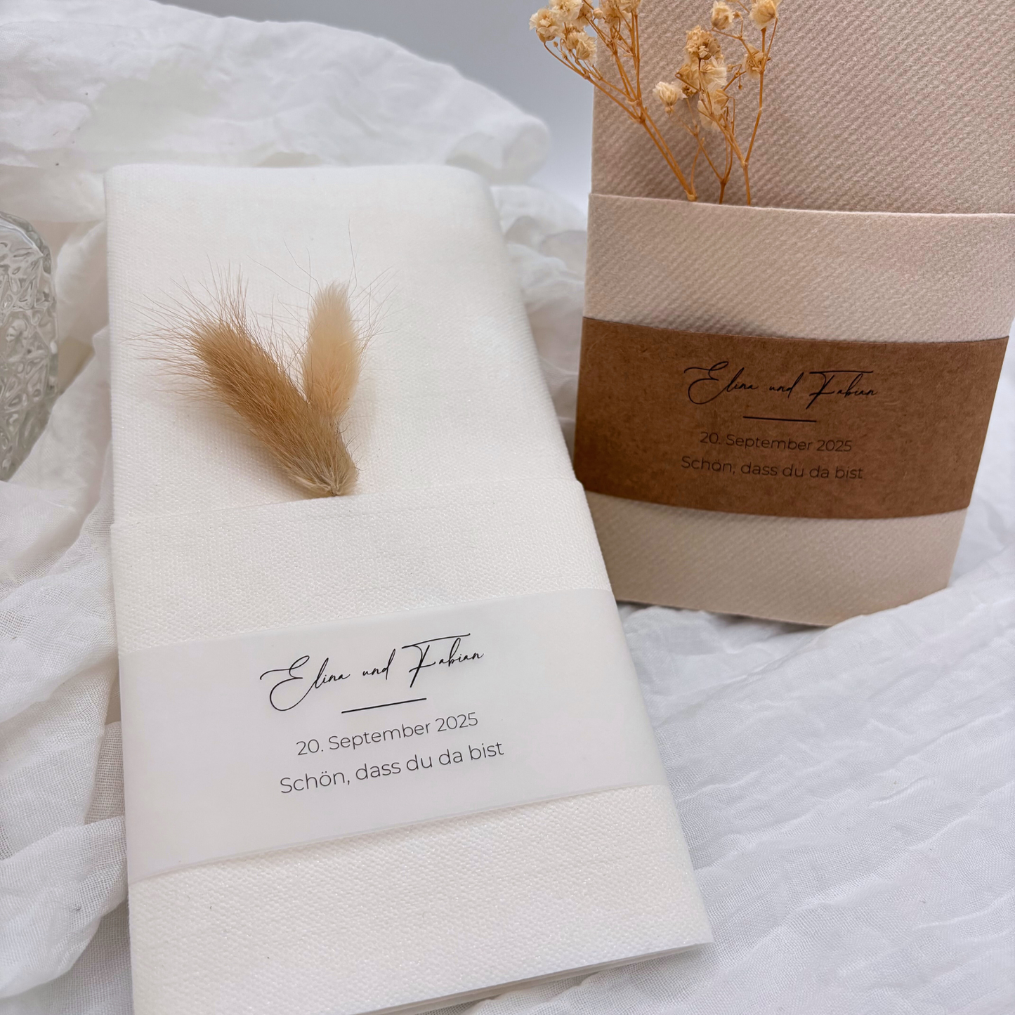 Verschiedene Designoptionen für Hochzeitservietten und Banderolen. Transparent- und Kraftpapierauswahl. Ideal für personalisierte Hochzeitsgestaltung und stilvolle Dekoration.