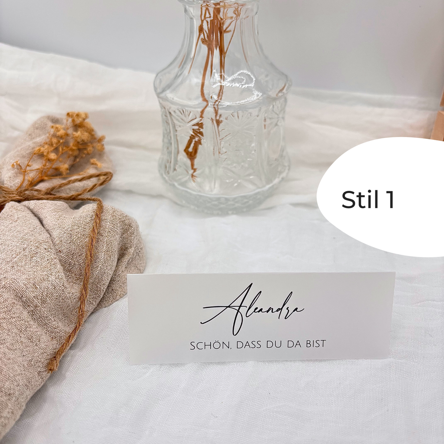 Stilvolle Tischkarten aus Transparentpapier. Personalisierte Namensschilder für Hochzeit. Eleganz für Ihre Tischordnung.