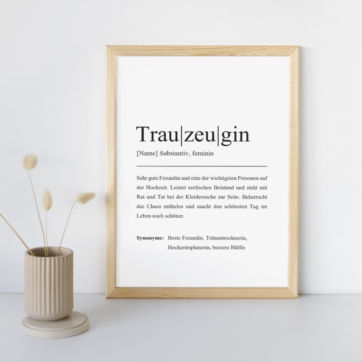 Stilvolles Trauzeuginnen-Poster im schlichten Holzrahmen, präsentiert auf einem Tisch mit Dekoration. Perfekte personalisierbare Geschenkidee für die beste Freundin auf einer Hochzeit.