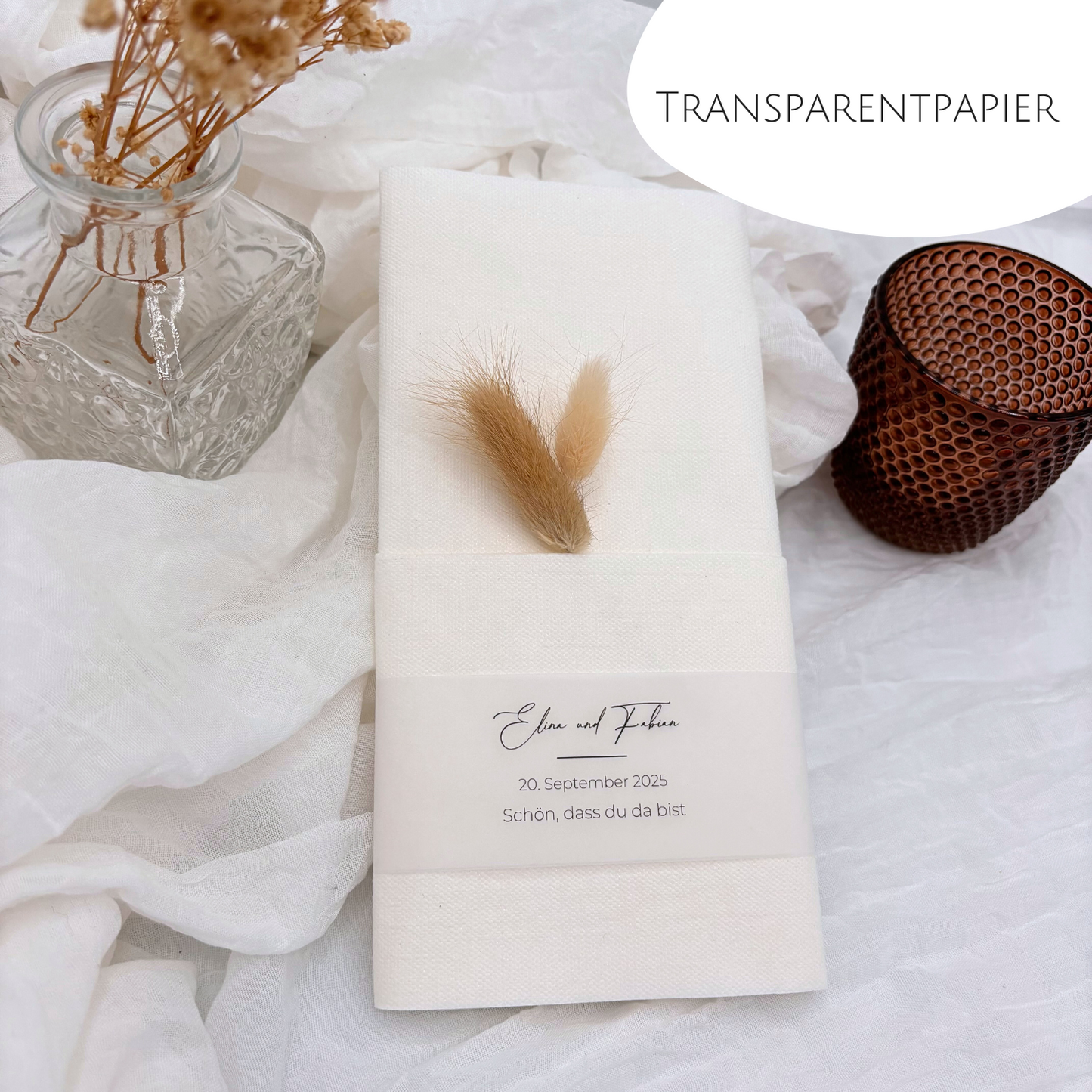 Designvolle Hochzeitserviette mit transparentem Papier und Namenszug Elina und Fabian. Schafft eine edle Hochzeitstafel. Perfekt für moderne Bräute und personalisierte Hochzeitsaccessoires.