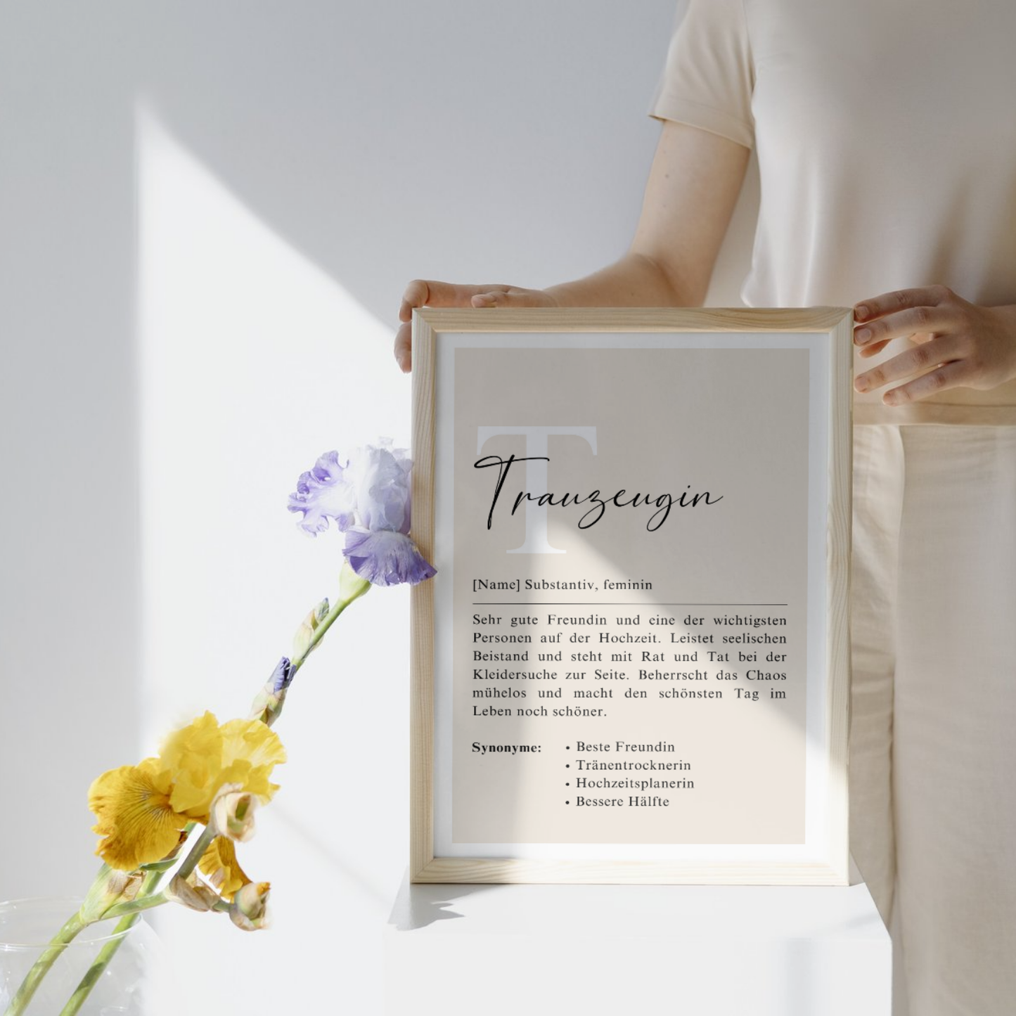 Trauzeugin-Definition im stilvollen Holzrahmen mit Blumenarrangement. Ideales Hochzeitsgeschenk für die beste Freundin. Mit persönlicher Note und elegantem Design, perfekt für besondere Erinnerungen.