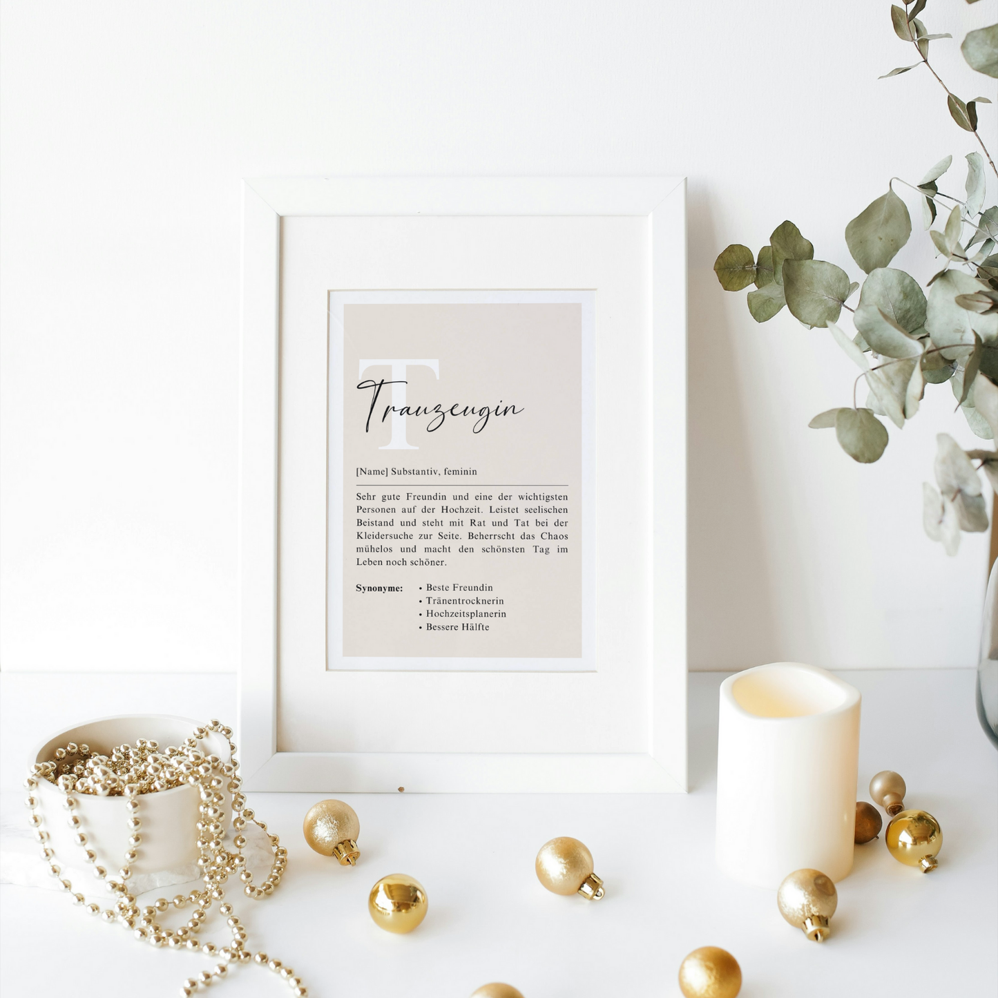 Elegantes Trauzeugin-Poster in hellem Rahmen, dekoriert mit Perlen und Pflanzen. Perfekte Geschenkidee für Hochzeiten. Mit persönlicher Widmung und stilvollem Design für einen besonderen Anlass.