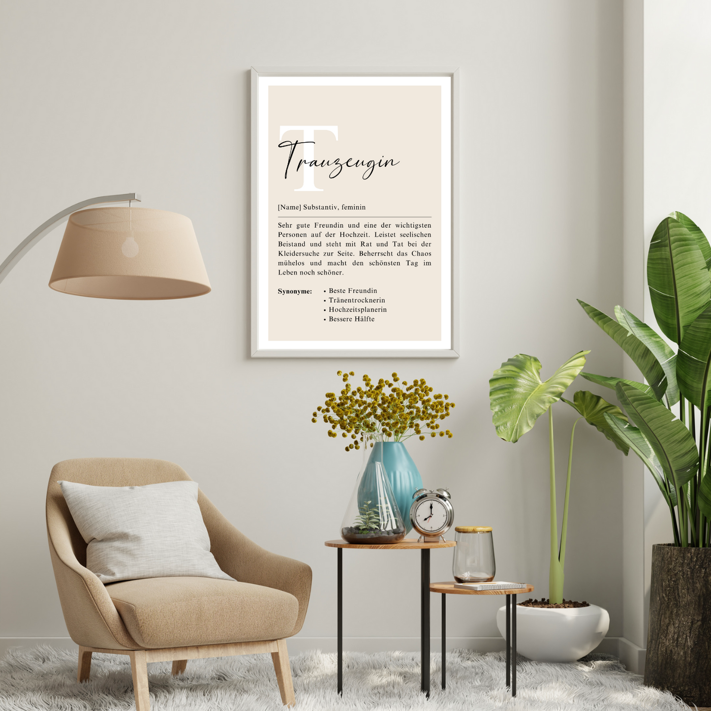 Moderne Wohnzimmerdekoration mit Trauzeugin-Poster in elegantem weißen Rahmen. Stilvolle Präsentation für ein zeitloses Geschenk. Perfekt für Hochzeiten und als persönliches Andenken an besondere Momente.