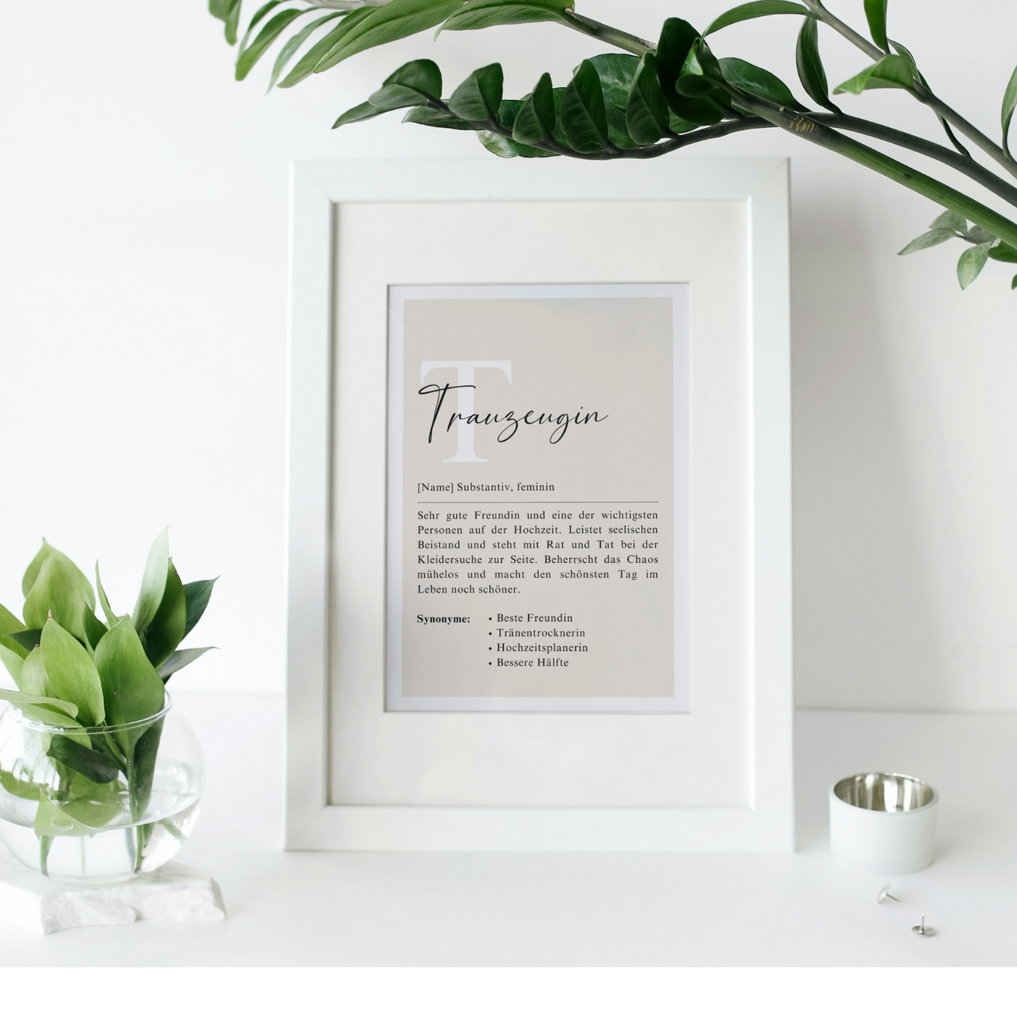 Trauzeugin-Poster in hellem Rahmen mit dekorativen Pflanzen. Harmonisches Ensemble für stilvolle Präsentation. Ideal als persönliches Hochzeitsgeschenk und elegantes Andenken für die beste Freundin.
