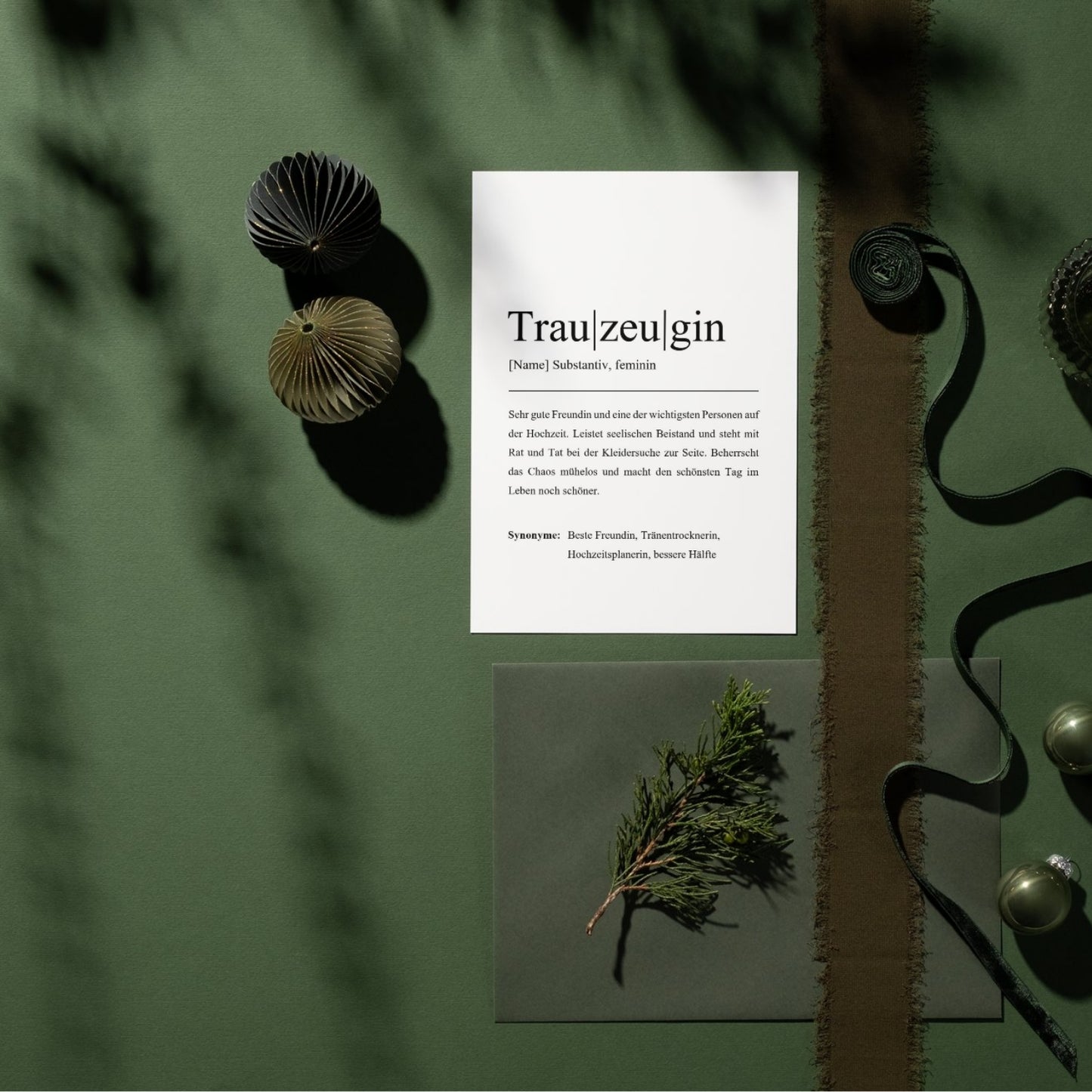 Elegantes Trauzeuginnen-Poster auf einem grünen Hintergrund mit dekorativen Elementen. Eine kreative Präsentation für individuelle Personalisierung und als besonderes Geschenk.