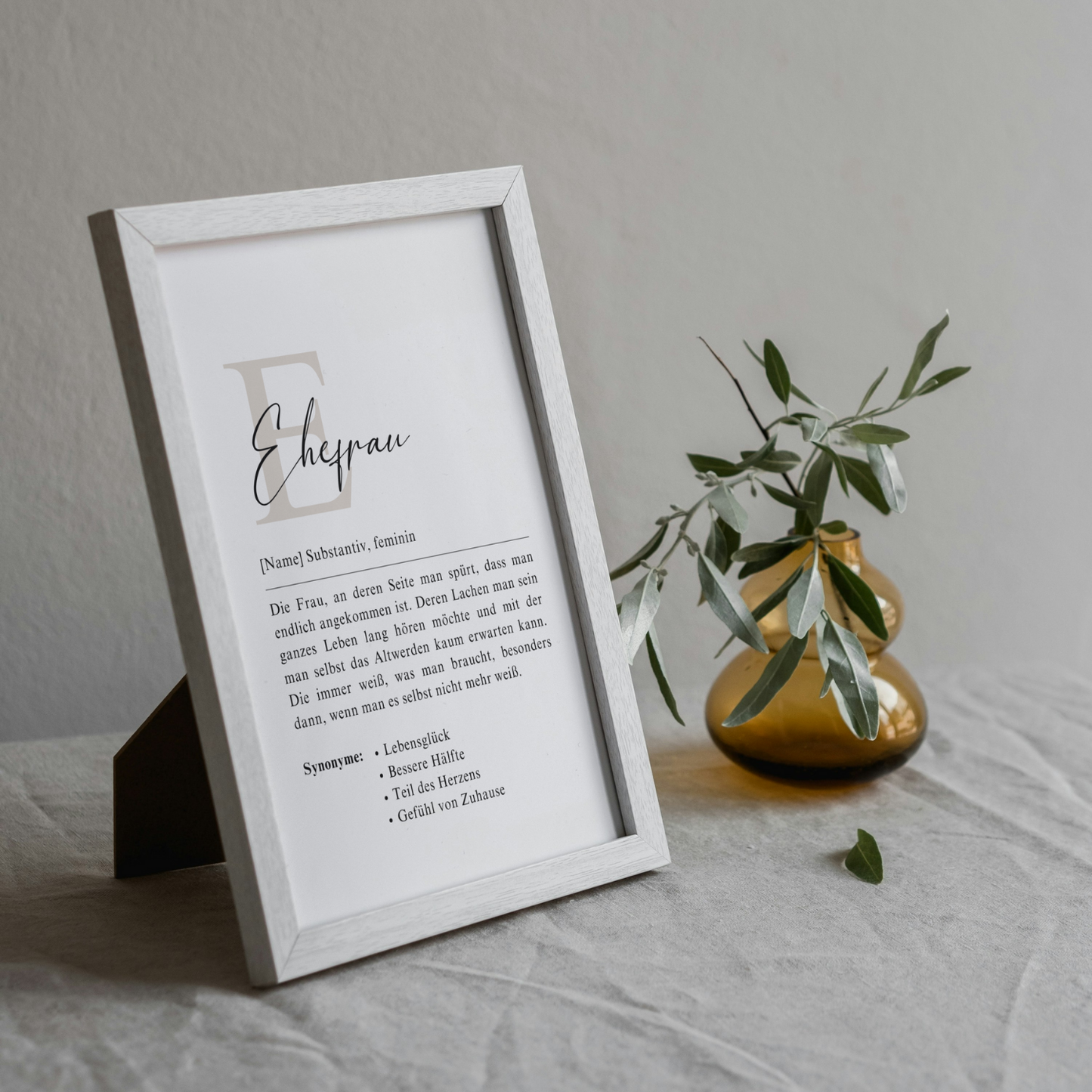 Weißes Poster mit Ehefrau-Definition, dekoriert mit Vase. Moderne und persönliche Dekoration für Zuhause und Geschenke. Ausdruck von emotionaler Bindung.