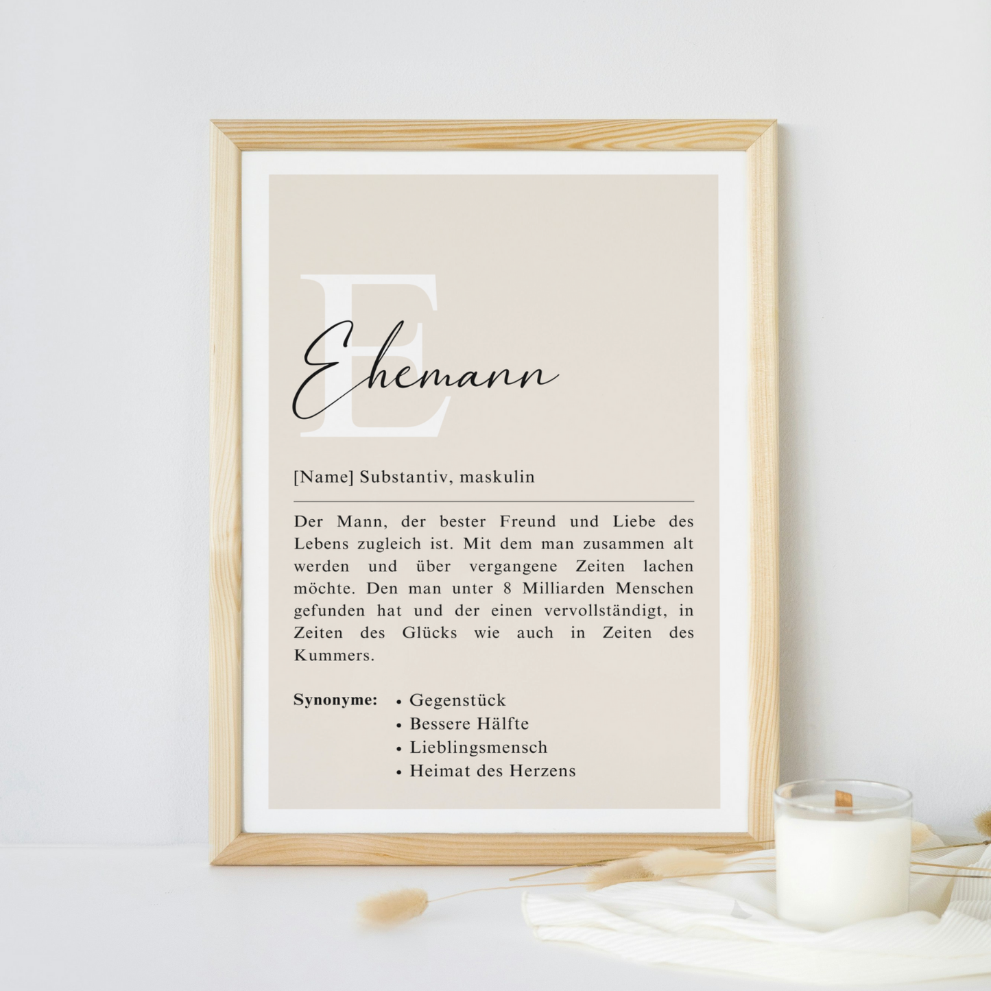 Typografie-Poster mit Definition für Ehemann. Holzrahmen, dekoriert mit Kerze. Perfekte Ergänzung für Ihr Zuhause. Geschenkidee für Männer. Ausdruck von emotionaler Bindung und Stil.