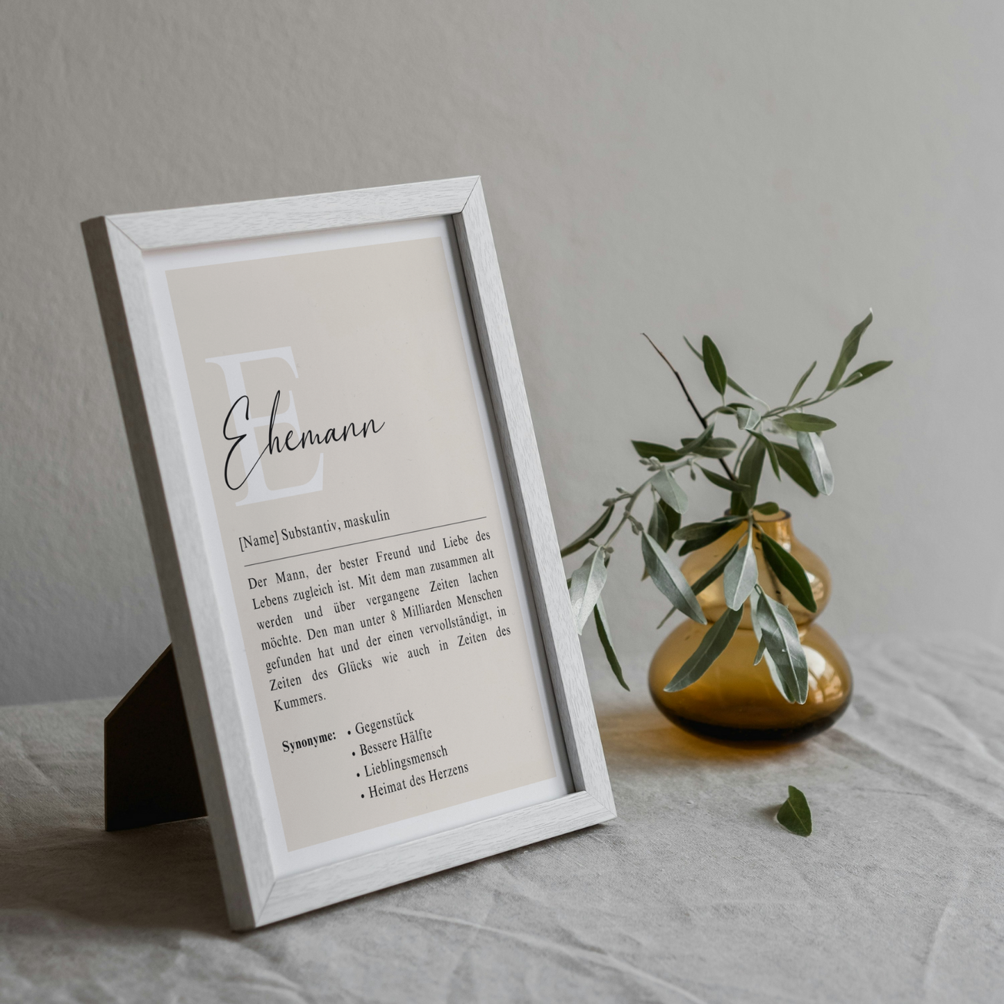 Typografie-Poster für Ehemann im weißen Rahmen. Platziert neben Vase auf Tisch. Perfekte Dekoration für stilvolle Inneneinrichtung. Zeitlose persönliche Geschenkidee.